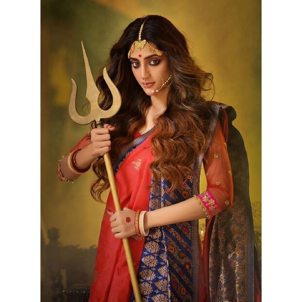 কয়েকদিন আগেই দেবী দুর্গার সাজে, হাতে ত্রিশূল নিয়ে ফোটোশ্যুট করতে দেখা গিয়েছিল নুসরতকে। photo source Instagram 