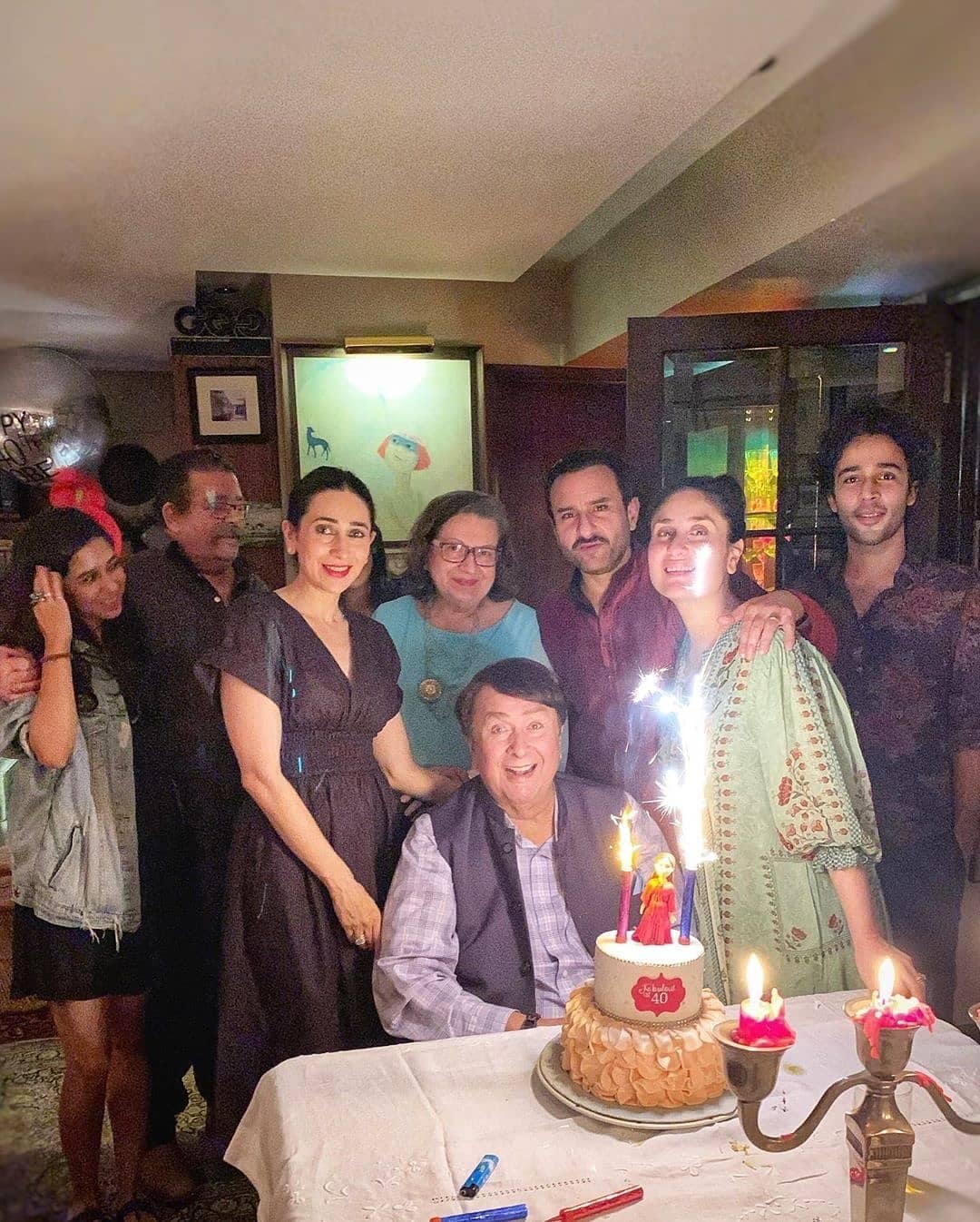 • করিনার বাবা রণধীর কাপুর জানিয়েছেন, ‘‘ওঁরা এ বার চার জনের পরিবার হবে ৷ আমি অনেকদিন সেটা চাইছিলাম৷ তৈমুরের একজন খেলার সঙ্গীর খুব দরকার ।’’ • করিনার বাবা রণধীর কাপুর জানিয়েছেন, ‘‘ওঁরা এ বার চার জনের পরিবার হবে ৷ আমি অনেকদিন সেটা চাইছিলাম৷ তৈমুরের একজন খেলার সঙ্গীর খুব দরকার ।’’