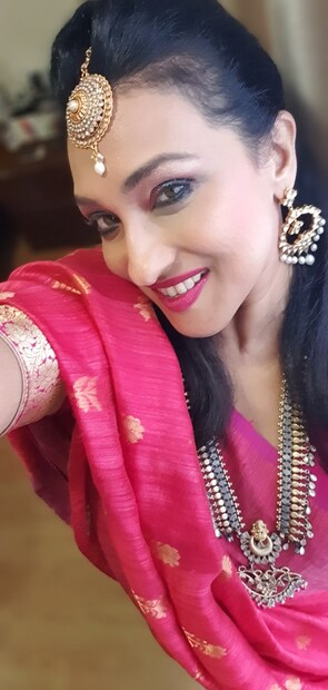 পুজোতে সাবেকি সাজই পছন্দ করেন ঋতুপর্ণা। শাড়ি পরেন কিন্তু তাতে থাকে মডার্ন টাচ।  