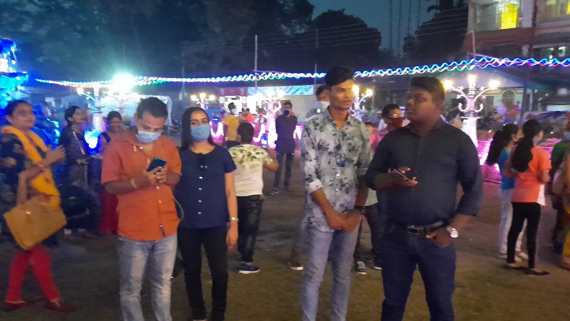 কলকাতা হাইকোর্টের রায় মেনেই শহর শিলিগুড়িতে চলছে বাঙালীর সেরা পার্বন। এক্কেবারে খোলামেলা মণ্ডপ। দূর থেকে ঠাকুর দেখেই বেড়িয়ে পড়া। প্রতি বছর বোধনের দিনে শহরের উত্তর থেকে দক্ষিণ, পূর্ব থেকে পশ্চিমের মণ্ডপগুলোতে তিল ধারনের জায়গা থাকে না। করোনা আবহ তা বদলে দিয়েছে। বদলে দিয়েছে পুজো দেখার ধরনও। এবারে মেলা বসেনি কোনও পুজো প্রাঙ্গনেই। হাতে গোনা ফাস্ট ফুডের দোকান। রাস্তায় যতটা ভিড়, মণ্ডপে ঠিক ততটাই হালকা। অন্তত ষষ্ঠীর রাতে এই ছিল শহরের ছবি। দাদা ভাই স্পোর্টিং ক্লাবের সহ সভানেত্রী কাকলী বিশ্বাস জানান, সবরকম স্বাস্থ্য বিধি মেনেই পুজোর আয়োজন করা হয়েছে। প্রতিমার সামনে ভিড় করতে দেওয়া হচ্ছে না। ক্লাবের স্বেচ্ছাসেবকেরা সেদিকে নজর রাখছেন। পুজোর বাকি দিনগুলোর ভিড়ের দিকেই নজর রাখছে প্রশাসনও। কলকাতা হাইকোর্টের রায় মেনেই শহর শিলিগুড়িতে চলছে বাঙালীর সেরা পার্বন। এক্কেবারে খোলামেলা মণ্ডপ। দূর থেকে ঠাকুর দেখেই বেড়িয়ে পড়া। প্রতি বছর বোধনের দিনে শহরের উত্তর থেকে দক্ষিণ, পূর্ব থেকে পশ্চিমের মণ্ডপগুলোতে তিল ধারনের জায়গা থাকে না। করোনা আবহ তা বদলে দিয়েছে। বদলে দিয়েছে পুজো দেখার ধরনও। এবারে মেলা বসেনি কোনও পুজো প্রাঙ্গনেই। হাতে গোনা ফাস্ট ফুডের দোকান। রাস্তায় যতটা ভিড়, মণ্ডপে ঠিক ততটাই হালকা। অন্তত ষষ্ঠীর রাতে এই ছিল শহরের ছবি। দাদা ভাই স্পোর্টিং ক্লাবের সহ সভানেত্রী কাকলী বিশ্বাস জানান, সবরকম স্বাস্থ্য বিধি মেনেই পুজোর আয়োজন করা হয়েছে। প্রতিমার সামনে ভিড় করতে দেওয়া হচ্ছে না। ক্লাবের স্বেচ্ছাসেবকেরা সেদিকে নজর রাখছেন। পুজোর বাকি দিনগুলোর ভিড়ের দিকেই নজর রাখছে প্রশাসনও।
