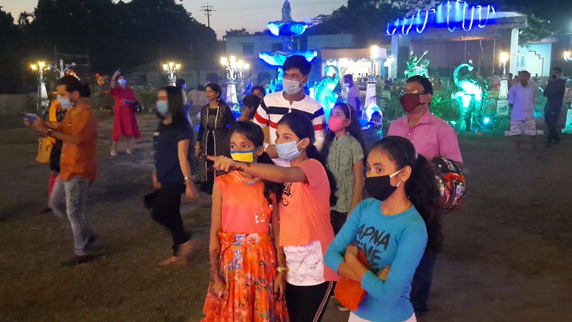 দিনভর নজর টিভি চ্যানেলে। তারা ঝুঁকি নিতে নারাজ। কেননা শহরে করোনার গ্রাফ ক্রমেই উর্ধমুখী। পুজো উদ্যোক্তারাও প্রতিনিয়ত সচেতনতার প্রচার চালিয়ে আসছেন। বিনা মাস্কে এলেই ধরিয়ে দিচ্ছে ক্লাবের নাম লেখা অথবা সার্জিক্যাল মাস্ক। নজরদারি চালাচ্ছে পুলিশও। বেশীরভাগ মণ্ডপেই কোথাও ৩০ ফুট তো কোথাও আবার ৫০ ফুট দূর থেকে প্রতিমা দর্শনের ব্যবস্থা করা হয়েছে। দিনভর নজর টিভি চ্যানেলে। তারা ঝুঁকি নিতে নারাজ। কেননা শহরে করোনার গ্রাফ ক্রমেই উর্ধমুখী। পুজো উদ্যোক্তারাও প্রতিনিয়ত সচেতনতার প্রচার চালিয়ে আসছেন। বিনা মাস্কে এলেই ধরিয়ে দিচ্ছে ক্লাবের নাম লেখা অথবা সার্জিক্যাল মাস্ক। নজরদারি চালাচ্ছে পুলিশও। বেশীরভাগ মণ্ডপেই কোথাও ৩০ ফুট তো কোথাও আবার ৫০ ফুট দূর থেকে প্রতিমা দর্শনের ব্যবস্থা করা হয়েছে।