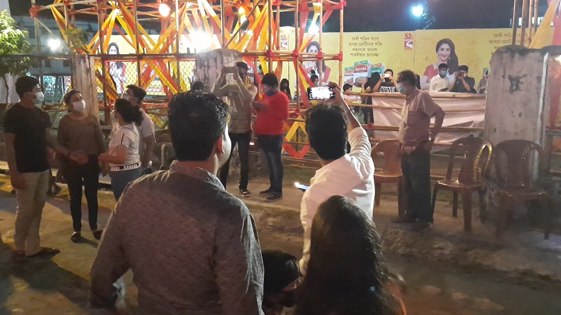 মাস্ক খুলে সেলফি তোলার ছবি অবশ্য ধরা পড়েছে। প্রায় প্রতিটি মণ্ডপেই স্যানিটাইজার টানেল বসানো হয়েছে। কোনও কোনও উদ্যোক্তারা আবার থার্মাল চেকিংয়েরও ব্যবস্থা করেছে। তবে শহরের একটা বড় অংশ ভার্চুয়াল পুজো দেখতেই ব্যস্ত। মাস্ক খুলে সেলফি তোলার ছবি অবশ্য ধরা পড়েছে। প্রায় প্রতিটি মণ্ডপেই স্যানিটাইজার টানেল বসানো হয়েছে। কোনও কোনও উদ্যোক্তারা আবার থার্মাল চেকিংয়েরও ব্যবস্থা করেছে। তবে শহরের একটা বড় অংশ ভার্চুয়াল পুজো দেখতেই ব্যস্ত।