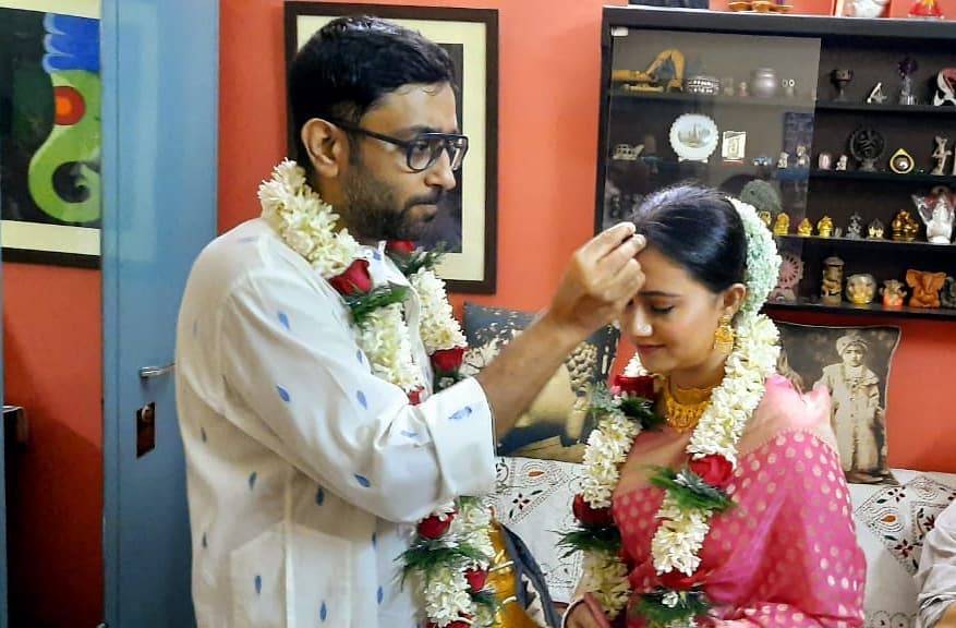*২২ সেপ্টেম্বর বিয়ের পিঁড়িতে বসেন দম্পতি। মানালি এবং অভিমুন্যুর বিয়ের আসর বসেছিল পরিচালক অভিমন্যুর বাড়িতে। একেবারে ঘরোয়া পরিবেশেই বিয়ের অনুষ্ঠান হয়। ছবি: ইনস্টাগ্রাম। *২২ সেপ্টেম্বর বিয়ের পিঁড়িতে বসেন দম্পতি। মানালি এবং অভিমুন্যুর বিয়ের আসর বসেছিল পরিচালক অভিমন্যুর বাড়িতে। একেবারে ঘরোয়া পরিবেশেই বিয়ের অনুষ্ঠান হয়। ছবি: ইনস্টাগ্রাম।