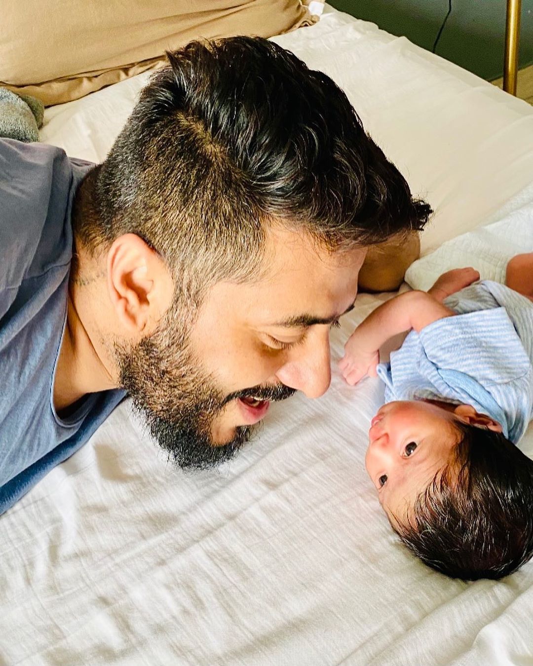• কিছুদিন আগে বাবা রাজের তার সঙ্গে কথা বলার ভিডিও তো তুমুল ভাইরাল হয়েছিল নেট দুনিয়ায় । ইউভান’কে বাড়িতে নিয়ে এসেও রাজ তাকে কলকাতার সঙ্গে পরিচয় করিয়ে দিয়েছিলেন । ছোট্ট শিম্বা’কে জানলা দিয়ে দেখিয়েছেন তিলোত্তমার রূপ । সেই ভিডিওটিও মন কেড়ে নিয়েছিল নেটিজেনদের । ছবি: ইনস্টাগ্রাম । • কিছুদিন আগে বাবা রাজের তার সঙ্গে কথা বলার ভিডিও তো তুমুল ভাইরাল হয়েছিল নেট দুনিয়ায় । ইউভান’কে বাড়িতে নিয়ে এসেও রাজ তাকে কলকাতার সঙ্গে পরিচয় করিয়ে দিয়েছিলেন । ছোট্ট শিম্বা’কে জানলা দিয়ে দেখিয়েছেন তিলোত্তমার রূপ । সেই ভিডিওটিও মন কেড়ে নিয়েছিল নেটিজেনদের । ছবি: ইনস্টাগ্রাম ।