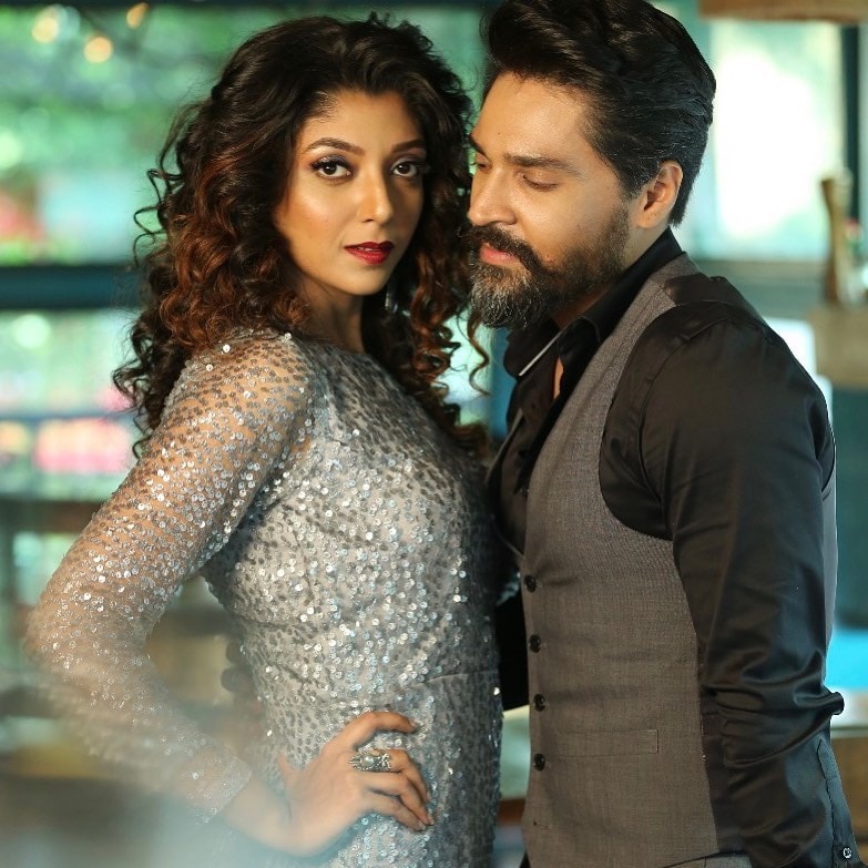 *উত্তম কুমারের নাতি গৌরবের আগের বিয়েটা টেকেনি। অনিন্দিতার সঙ্গে বিচ্ছেদের পর দেবলীনার সঙ্গে সম্পর্কে জড়িয়েছেন গৌরব। অন্যদিকে, অনিন্দিতাও সুখে রয়েছেন আর এক টলি নায়ক সৌরভের সঙ্গে। ছবি: ইনস্টাগ্রাম। *উত্তম কুমারের নাতি গৌরবের আগের বিয়েটা টেকেনি। অনিন্দিতার সঙ্গে বিচ্ছেদের পর দেবলীনার সঙ্গে সম্পর্কে জড়িয়েছেন গৌরব। অন্যদিকে, অনিন্দিতাও সুখে রয়েছেন আর এক টলি নায়ক সৌরভের সঙ্গে। ছবি: ইনস্টাগ্রাম।