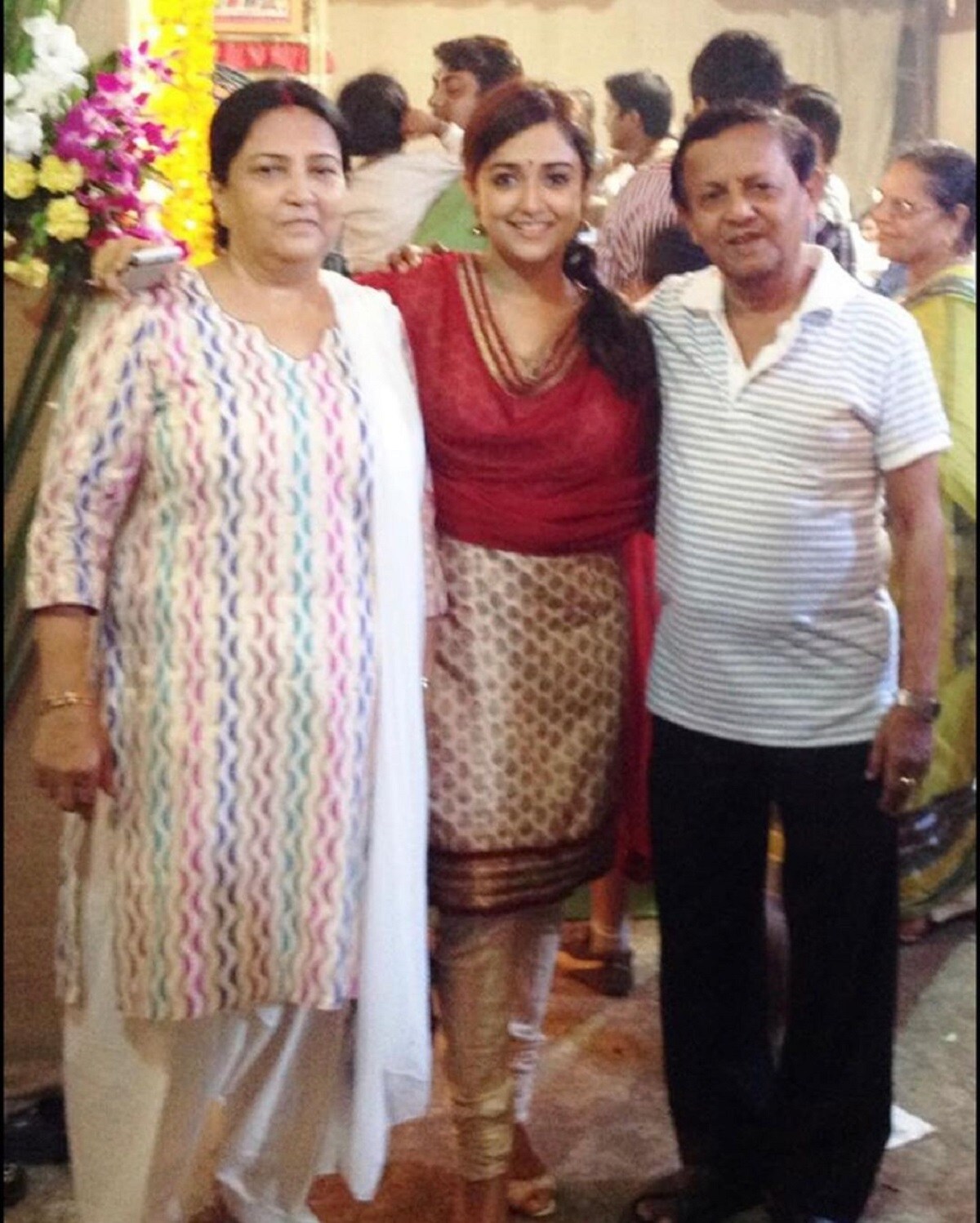 •বাবা ছিলেন তাঁর সবথেকে বড় সমর্থক৷ একই সঙ্গে তাঁর বড় সমালোচকই ছিলেন সেই বাবাই৷ বাবা শক্তি ঠাকুরই ছিলেন মোলানির প্রথম শিক্ষাগুরু৷ মোনালি প্রতিষ্ঠিত হওয়ার পিছনে ছিল তাঁর বাবার বড় অবদান৷ শক্তি ঠাকুরের মৃত্যুতে আরও একবার সেই কথা মনে করলেন বলিউডের প্রতিষ্ঠিত গায়িকা এবং জাতীয় পুরস্কার প্রাপ্ত মোনালি৷ •বাবা ছিলেন তাঁর সবথেকে বড় সমর্থক৷ একই সঙ্গে তাঁর বড় সমালোচকই ছিলেন সেই বাবাই৷ বাবা শক্তি ঠাকুরই ছিলেন মোলানির প্রথম শিক্ষাগুরু৷ মোনালি প্রতিষ্ঠিত হওয়ার পিছনে ছিল তাঁর বাবার বড় অবদান৷ শক্তি ঠাকুরের মৃত্যুতে আরও একবার সেই কথা মনে করলেন বলিউডের প্রতিষ্ঠিত গায়িকা এবং জাতীয় পুরস্কার প্রাপ্ত মোনালি৷