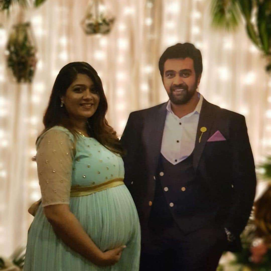 • গত ৭ জুন মৃত্যু হয়েছিল এই কন্নড় অভিনেতার । হঠাৎই হৃদযন্ত্র বিকল হয়ে মারা যান তিনি । চিরঞ্জীবীর মৃত্যুর পরেই জানা যায়, তাঁর স্ত্রী সন্তানসম্ভবা । ছবি: ইনস্টাগ্রাম । • গত ৭ জুন মৃত্যু হয়েছিল এই কন্নড় অভিনেতার । হঠাৎই হৃদযন্ত্র বিকল হয়ে মারা যান তিনি । চিরঞ্জীবীর মৃত্যুর পরেই জানা যায়, তাঁর স্ত্রী সন্তানসম্ভবা । ছবি: ইনস্টাগ্রাম ।