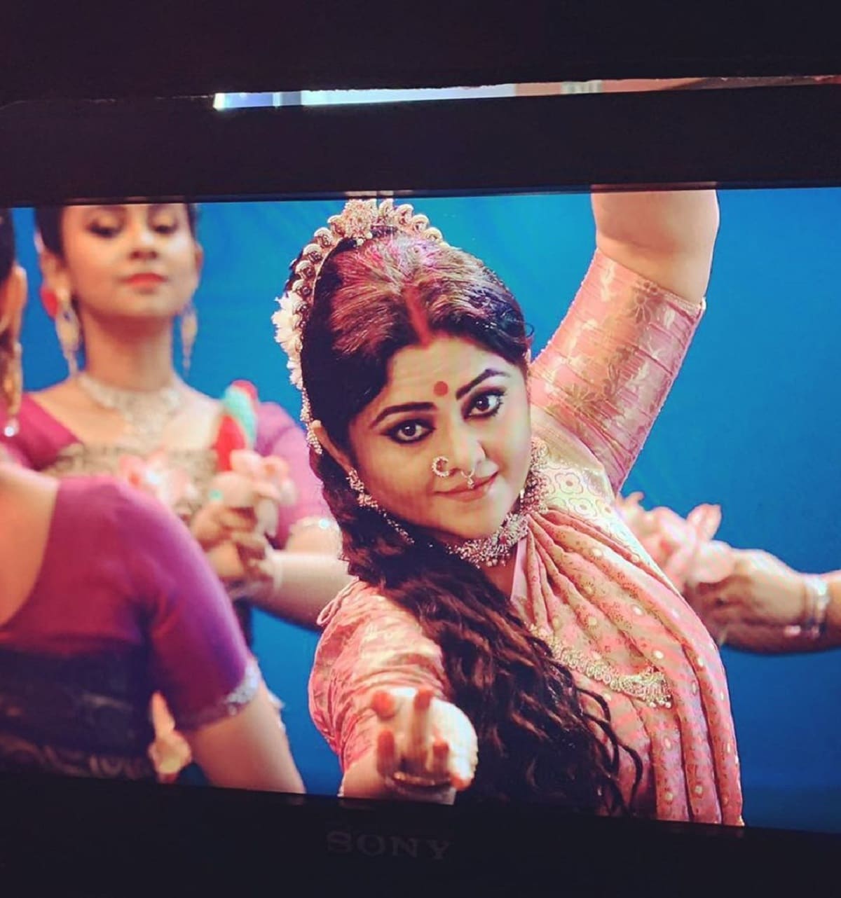 সম্প্রতি ইনস্টাগ্রামে তিনি কিছু ছবি শেয়ার করেছেন। বাড়িতেই মা দুর্গার সাজে এই ছবি তুলেছেন তিনি। photo source Instagram সম্প্রতি ইনস্টাগ্রামে তিনি কিছু ছবি শেয়ার করেছেন। বাড়িতেই মা দুর্গার সাজে এই ছবি তুলেছেন তিনি। photo source Instagram