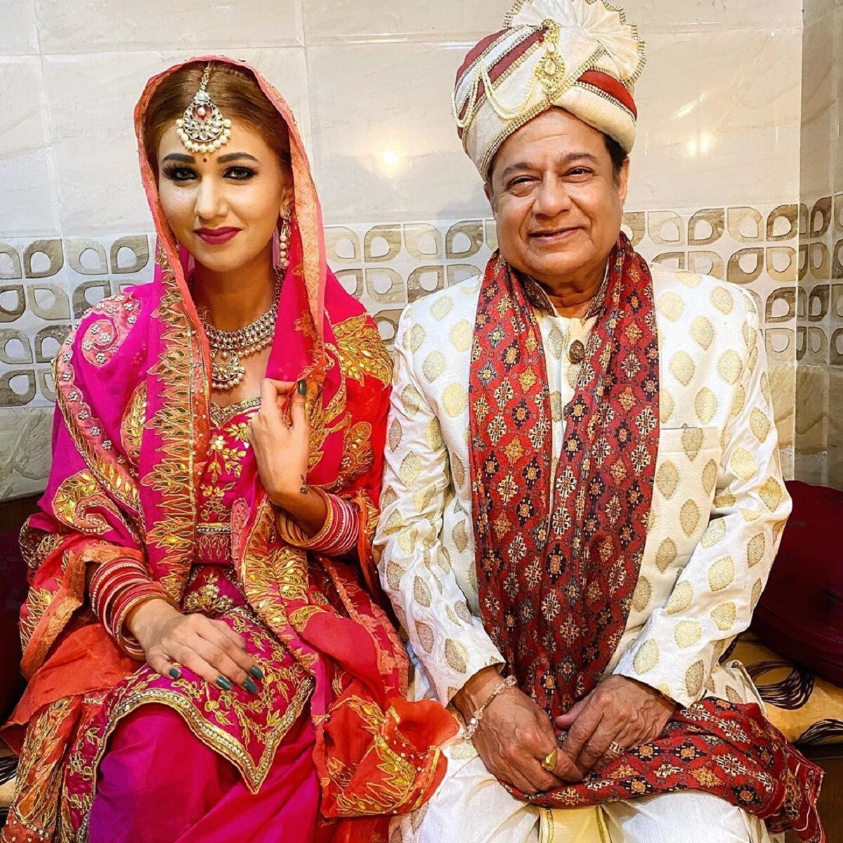 •তবে আপাতত বিয়ের ছবি নিয়ে নতুন করে শুরু হয়েছে গুঞ্জন৷ ছবিতে জসলিনকে দেখা গিয়েছে গোলাপি কাজ করা সিল্ক সালওয়ার কামিজে৷ সঙ্গে ভারী গয়নাও ছিল৷ হাতেও ছিল চূড়া৷ অনুপ জলোটার পাশে বসে তিনি৷ আর ভজন সম্রাটের পরনে শেরওয়ানি, শাল, পাগড়ি৷ •তবে আপাতত বিয়ের ছবি নিয়ে নতুন করে শুরু হয়েছে গুঞ্জন৷ ছবিতে জসলিনকে দেখা গিয়েছে গোলাপি কাজ করা সিল্ক সালওয়ার কামিজে৷ সঙ্গে ভারী গয়নাও ছিল৷ হাতেও ছিল চূড়া৷ অনুপ জলোটার পাশে বসে তিনি৷ আর ভজন সম্রাটের পরনে শেরওয়ানি, শাল, পাগড়ি৷