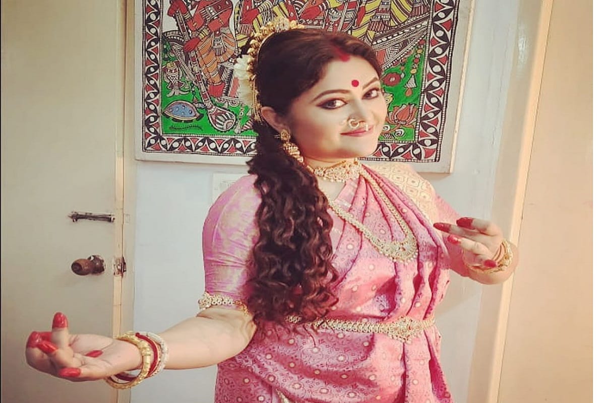কনীনিকা বন্দ্যোপাধ্যায়। বাংলা সিনেমা ও টেলিভিশন জগতের জনপ্রিয় মুখ তিনি। বাংলা ধারাবাহিকে কনীনিকা থাকা মানেই সে সিরিয়ালের টিআরপি তুঙ্গে। photo source Instagram কনীনিকা বন্দ্যোপাধ্যায়। বাংলা সিনেমা ও টেলিভিশন জগতের জনপ্রিয় মুখ তিনি। বাংলা ধারাবাহিকে কনীনিকা থাকা মানেই সে সিরিয়ালের টিআরপি তুঙ্গে। photo source Instagram