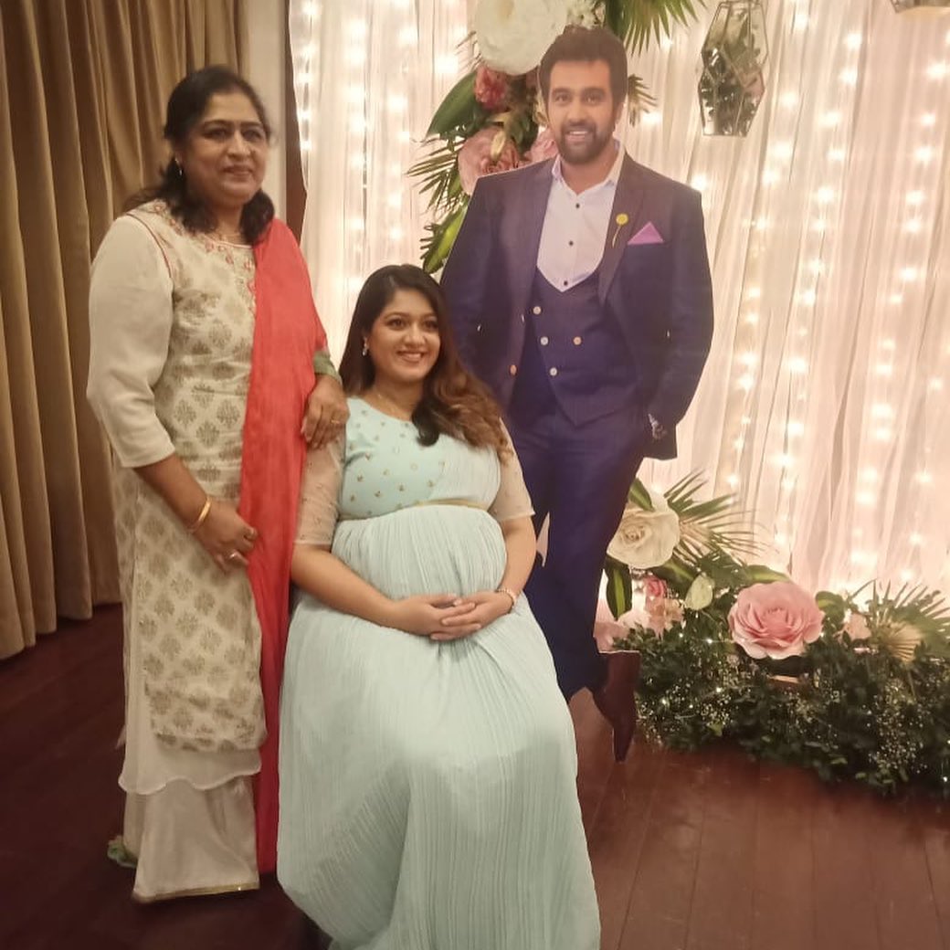 • সেই অনুষ্ঠানে ঘটে একটি চমকে দেওয়ার মতো ঘটনা । মেঘনা যাতে কোনওভাবেই তাঁর এই স্পেশ্যাল দিনটায় নিজের স্বামীকে মিস না করেন, তাই বাড়িতেই বসানো হয় চিরঞ্জীবীর একটি বিশাল কাটআউট । ছবি: ইনস্টাগ্রাম । • সেই অনুষ্ঠানে ঘটে একটি চমকে দেওয়ার মতো ঘটনা । মেঘনা যাতে কোনওভাবেই তাঁর এই স্পেশ্যাল দিনটায় নিজের স্বামীকে মিস না করেন, তাই বাড়িতেই বসানো হয় চিরঞ্জীবীর একটি বিশাল কাটআউট । ছবি: ইনস্টাগ্রাম ।