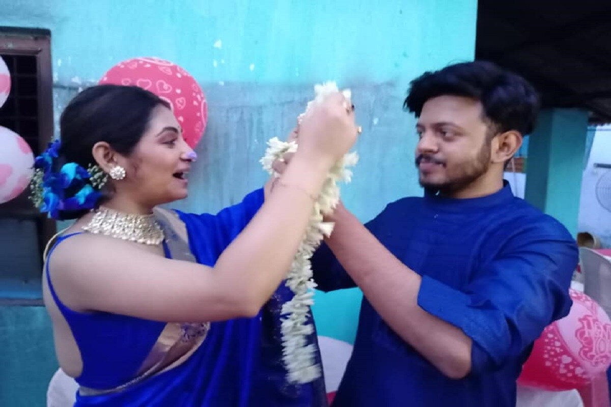 •বাংলার ঘরে ঘরে তিনি পৌঁছে গিয়েছেন অনেক আগেই৷ খুবই জনপ্রিয় অভিনেত্রী তিয়াশা৷ তবে তাঁকে সকলে চেনেন কৃষ্ণকলির শ্যামার নামেই৷ সেই শ্যামাই এবার পালন করলেন তাঁর বিবাহবার্ষিকী৷ •বাংলার ঘরে ঘরে তিনি পৌঁছে গিয়েছেন অনেক আগেই৷ খুবই জনপ্রিয় অভিনেত্রী তিয়াশা৷ তবে তাঁকে সকলে চেনেন কৃষ্ণকলির শ্যামার নামেই৷ সেই শ্যামাই এবার পালন করলেন তাঁর বিবাহবার্ষিকী৷