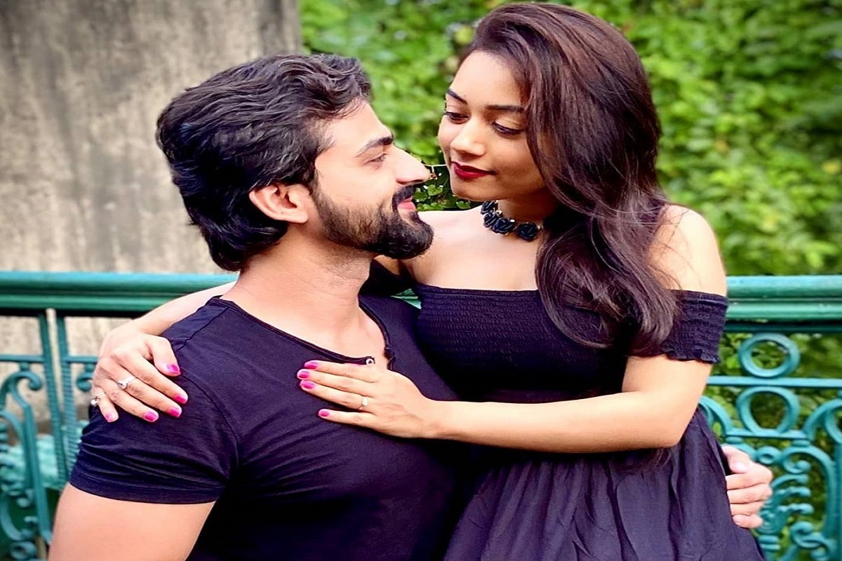 • কানাঘুষো শোনা যাচ্ছিল অনেকদিন ধরেই । অবশ্য নিজেদের সম্পর্ক নিয়ে রাখঢাক কোনওদিনই করেননি টেলিভিশনের জনপ্রিয় দুই অভিনেতা-অভিনেত্রী, রুদ্রজিৎ আর প্রমিতা । ছবি: ইনস্টাগ্রাম । • কানাঘুষো শোনা যাচ্ছিল অনেকদিন ধরেই । অবশ্য নিজেদের সম্পর্ক নিয়ে রাখঢাক কোনওদিনই করেননি টেলিভিশনের জনপ্রিয় দুই অভিনেতা-অভিনেত্রী, রুদ্রজিৎ আর প্রমিতা । ছবি: ইনস্টাগ্রাম ।