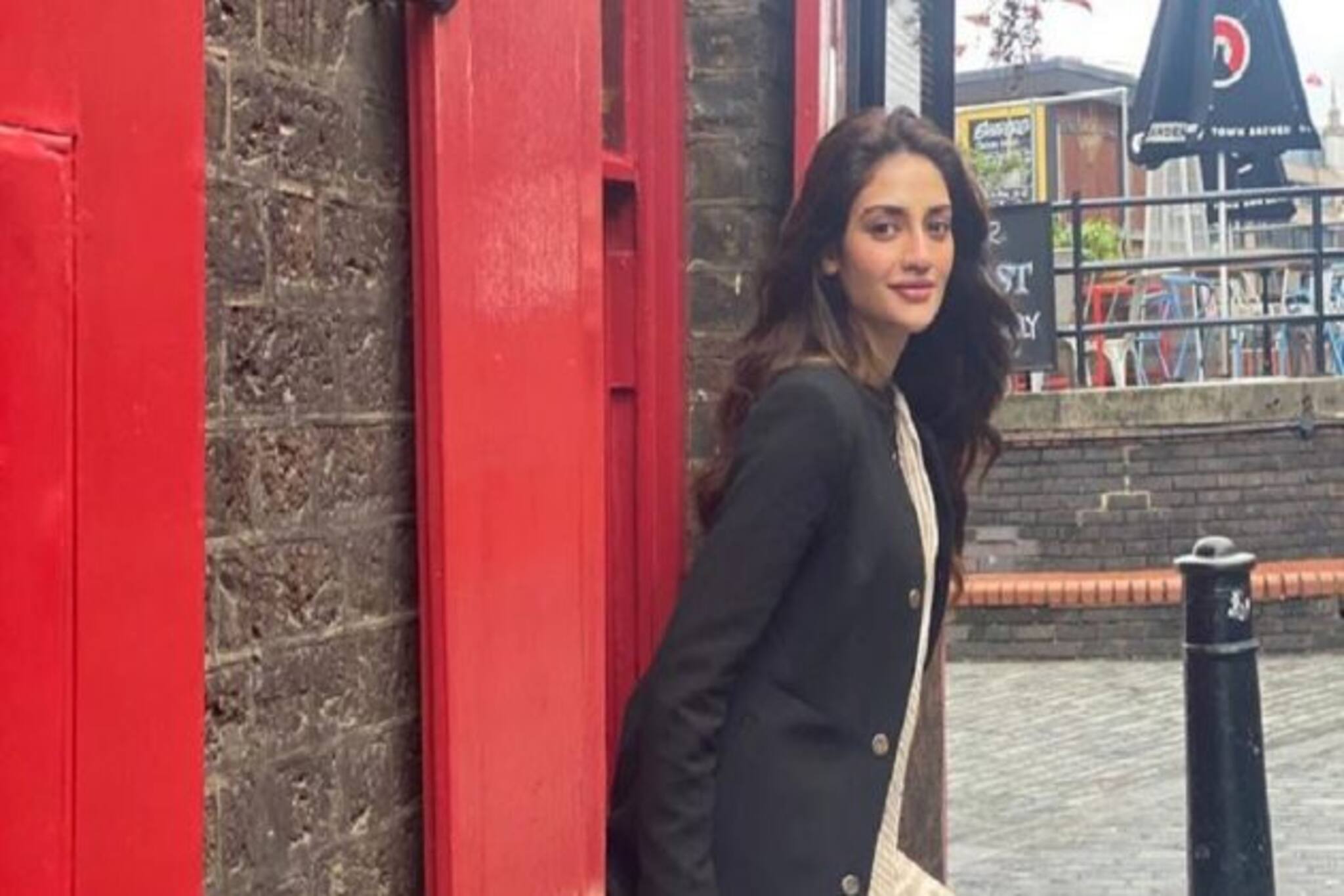 খোলা চুল, পরনে শাড়ি ! লন্ডনের রাস্তায় একাই ঘুরে বেড়াচ্ছেন নুসরত !