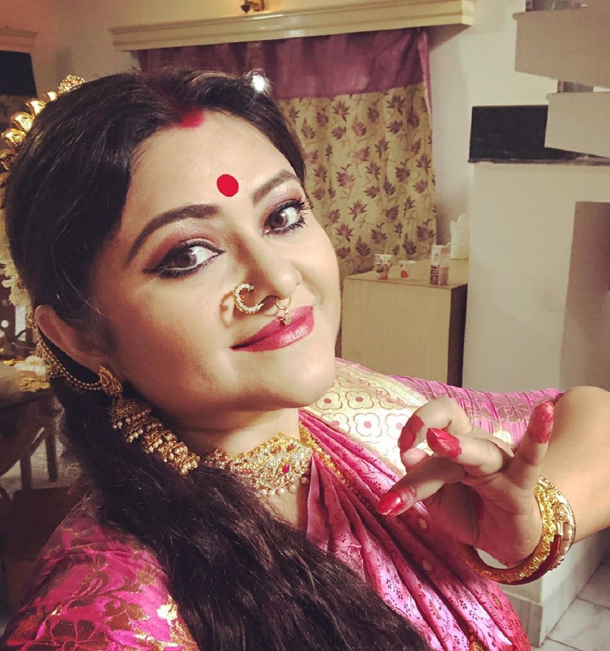 সামনেই দুর্গা পুজো আসছে। যদিও এবার দুর্গা পুজো একেবারে অন্য ছকে হবে। বেশিরভাগটাই ডিজিট্যালি করার কথা ভাবা হচ্ছে। হয়তো এ বছর আড্ডাও জমাতে হবে ফেসবুক লাইভে। তবে পুজোর সময় কনীনিকা তাঁর ফ্যানেদের উপহার দিলেন দারুণ কিছু ছবি। photo source Instagram সামনেই দুর্গা পুজো আসছে। যদিও এবার দুর্গা পুজো একেবারে অন্য ছকে হবে। বেশিরভাগটাই ডিজিট্যালি করার কথা ভাবা হচ্ছে। হয়তো এ বছর আড্ডাও জমাতে হবে ফেসবুক লাইভে। তবে পুজোর সময় কনীনিকা তাঁর ফ্যানেদের উপহার দিলেন দারুণ কিছু ছবি। photo source Instagram