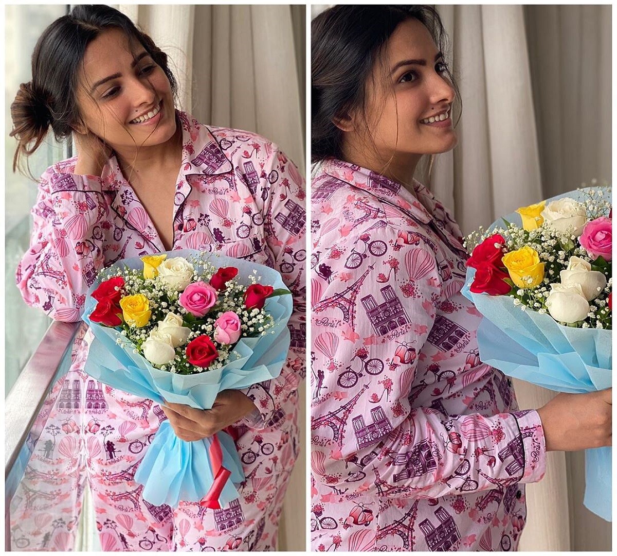 তবে অনিতা জানিয়েছেন এতদিন খুব বুদ্ধি করে মিডিয়া ও সোশ্যাল মিডিয়ার কাছে এই খবর লুকিয়ে রেখেছিলেন। অনিতা কাউকেই জানাতে চাননি তিনি গর্ভবতী। photo source Instagram তবে অনিতা জানিয়েছেন এতদিন খুব বুদ্ধি করে মিডিয়া ও সোশ্যাল মিডিয়ার কাছে এই খবর লুকিয়ে রেখেছিলেন। অনিতা কাউকেই জানাতে চাননি তিনি গর্ভবতী। photo source Instagram