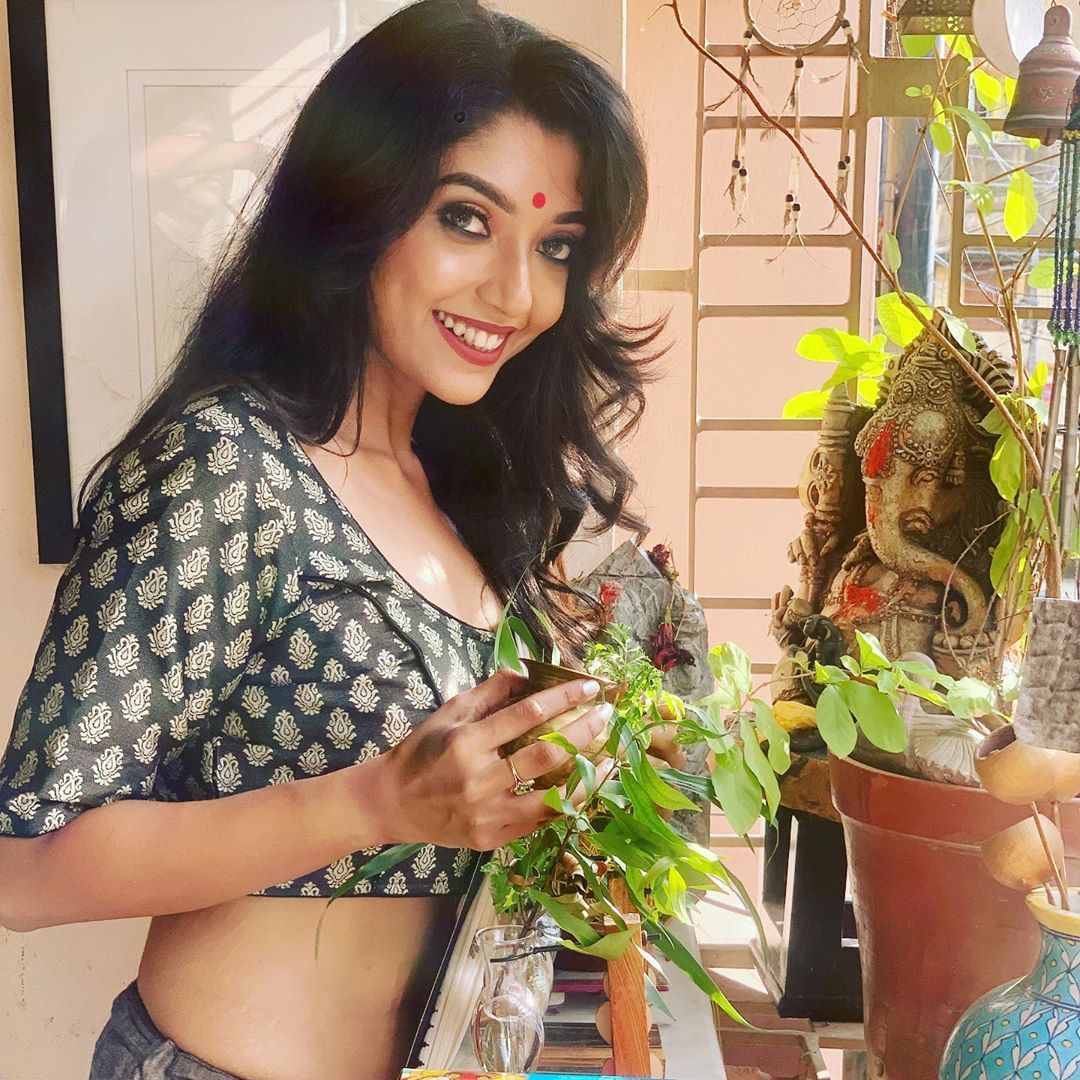 *এমনিতে দেবলীনা নাচেন খুব ভাল৷ প্রায়শই বিভিন্ন জায়গায় তাঁর শো থাকে৷ ফলে নানা পোশাকে দেখা যায় তাঁকে। ওয়েস্টার্ন থেকে ইন্ডিয়ান, যে কোনও পোশাকেই স্বছন্দ দেবলীনা। এমনকি নানা সাহসী লুকেও একাধিকবার দেখা গিয়েছে তাঁকে। ছবি: ইনস্টাগ্রাম। *এমনিতে দেবলীনা নাচেন খুব ভাল৷ প্রায়শই বিভিন্ন জায়গায় তাঁর শো থাকে৷ ফলে নানা পোশাকে দেখা যায় তাঁকে। ওয়েস্টার্ন থেকে ইন্ডিয়ান, যে কোনও পোশাকেই স্বছন্দ দেবলীনা। এমনকি নানা সাহসী লুকেও একাধিকবার দেখা গিয়েছে তাঁকে। ছবি: ইনস্টাগ্রাম।