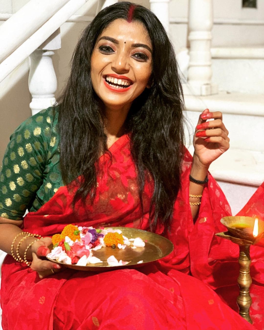 *এবার সেই গানেরই আরও একটা আপডেট ভার্সন বার করল অফিসিয়াল মিউজিক ভিডিও রিলিজ সংস্থা সনি মিউজিক৷ এবারের মিউজিক ভিডিওতে বাঙালিদের রমরমা৷ এটাকে মিউজিক রিলিজ সংস্থা তবলা রিমিক্স বলছে৷ গান গেয়েছেন বাদশা- তাঁর সঙ্গে সুরে সুর মিলিয়েছেন জাতীয় পুরস্কার জয়ী সঙ্গীতশিল্পী ইমন৷ এবারের ভিডিওতে জায়গা করে নিয়েছেন খোদ রতন কাহারও৷ আর তবলা হাতে জাদু দেখিয়েছেন খোদ বিক্রম ঘোষ৷ ছবি: ইনস্টাগ্রাম। *এবার সেই গানেরই আরও একটা আপডেট ভার্সন বার করল অফিসিয়াল মিউজিক ভিডিও রিলিজ সংস্থা সনি মিউজিক৷ এবারের মিউজিক ভিডিওতে বাঙালিদের রমরমা৷ এটাকে মিউজিক রিলিজ সংস্থা তবলা রিমিক্স বলছে৷ গান গেয়েছেন বাদশা- তাঁর সঙ্গে সুরে সুর মিলিয়েছেন জাতীয় পুরস্কার জয়ী সঙ্গীতশিল্পী ইমন৷ এবারের ভিডিওতে জায়গা করে নিয়েছেন খোদ রতন কাহারও৷ আর তবলা হাতে জাদু দেখিয়েছেন খোদ বিক্রম ঘোষ৷ ছবি: ইনস্টাগ্রাম।