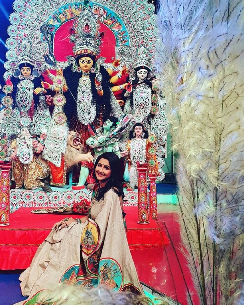 নিজের ইনস্টাগ্রাম প্রোফাইলে মা দুর্গা সঙ্গে বেশ কিছু ছবি পোস্ট করেছেন রচনা। photo source collected 
