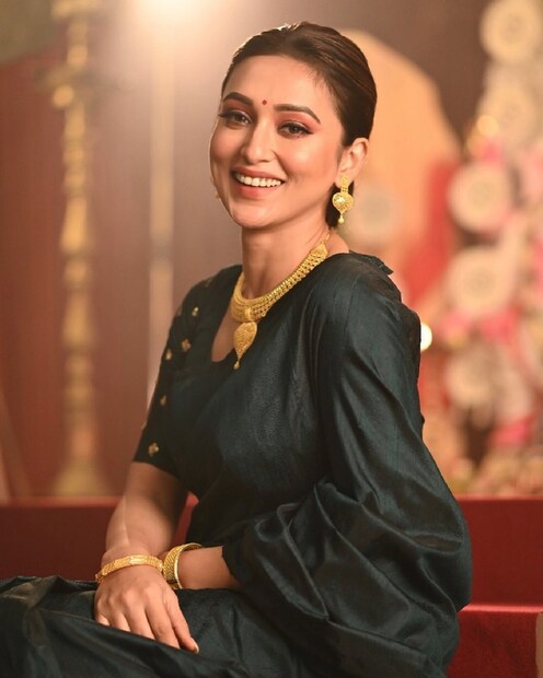 শুভ সপ্তমীতে মিমি কালো শাড়িতে ধরা দিলেন। অপরূপ সুন্দর লাগছে তাঁকে। 
