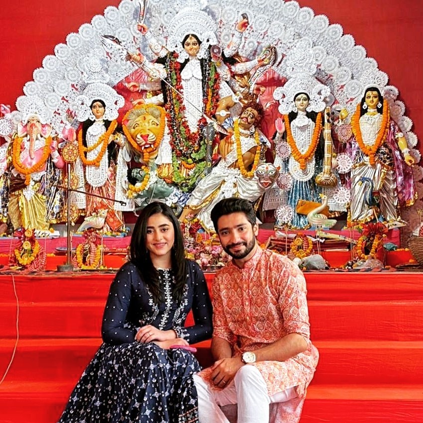 *আবাসনের পুজোতে মেতে রয়েছে টলিউডের লাভ বার্ডস গৌরব চক্রবর্তী এবং রিদ্ধিমা ঘোষ। মা দুর্গার সামনে বসে এ দিন অঞ্জলির পরের ছবি শেয়ার করেছেন তাঁরা। পাশাপাশি, ঈশা এবং অনিন্দ্যকেও দেখা গিয়েছে সেই আবাসনের পুজোতে। ছবি: ইনস্টাগ্রাম। *আবাসনের পুজোতে মেতে রয়েছে টলিউডের লাভ বার্ডস গৌরব চক্রবর্তী এবং রিদ্ধিমা ঘোষ। মা দুর্গার সামনে বসে এ দিন অঞ্জলির পরের ছবি শেয়ার করেছেন তাঁরা। পাশাপাশি, ঈশা এবং অনিন্দ্যকেও দেখা গিয়েছে সেই আবাসনের পুজোতে। ছবি: ইনস্টাগ্রাম।