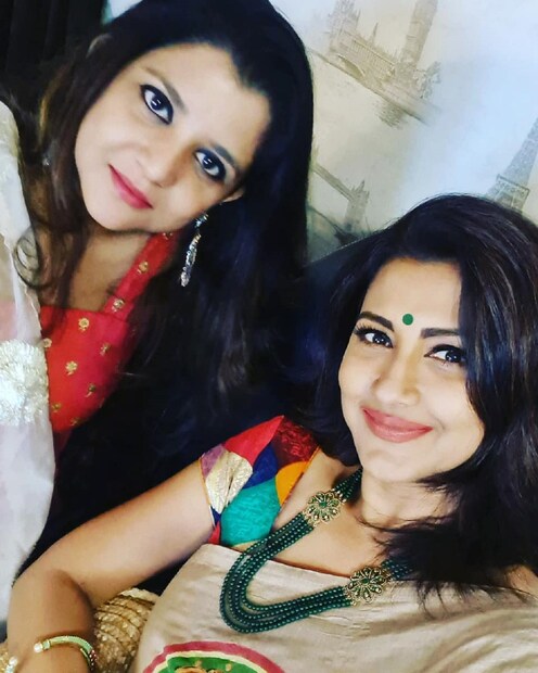 সতর্কতা মেনেই বন্ধুদের সঙ্গে নিয়ে পুজোর আনন্দে মাতলেন রচনা। photo source collected 