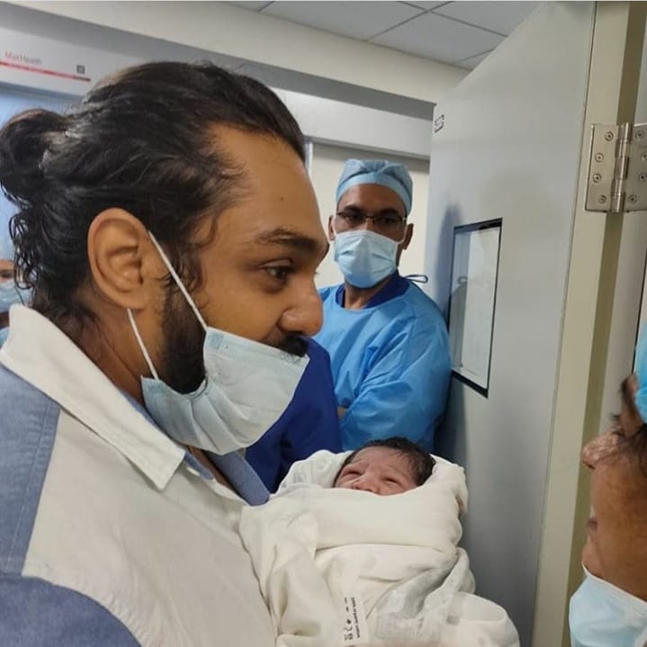 *প্রসঙ্গত, গত ৭ জুন ম্যাসিভ হার্ট অ্যাটাকে মৃত্যু হয় ৩৯ বছরের জনপ্রিয় অভিনেতা চিরঞ্জীবে সারজা। তখন তাঁর অভিনেত্রী স্ত্রী মেঘনা রাজ চার মাসের গর্ভবতী। ছবি: সংগৃহীত। *প্রসঙ্গত, গত ৭ জুন ম্যাসিভ হার্ট অ্যাটাকে মৃত্যু হয় ৩৯ বছরের জনপ্রিয় অভিনেতা চিরঞ্জীবে সারজা। তখন তাঁর অভিনেত্রী স্ত্রী মেঘনা রাজ চার মাসের গর্ভবতী। ছবি: সংগৃহীত।