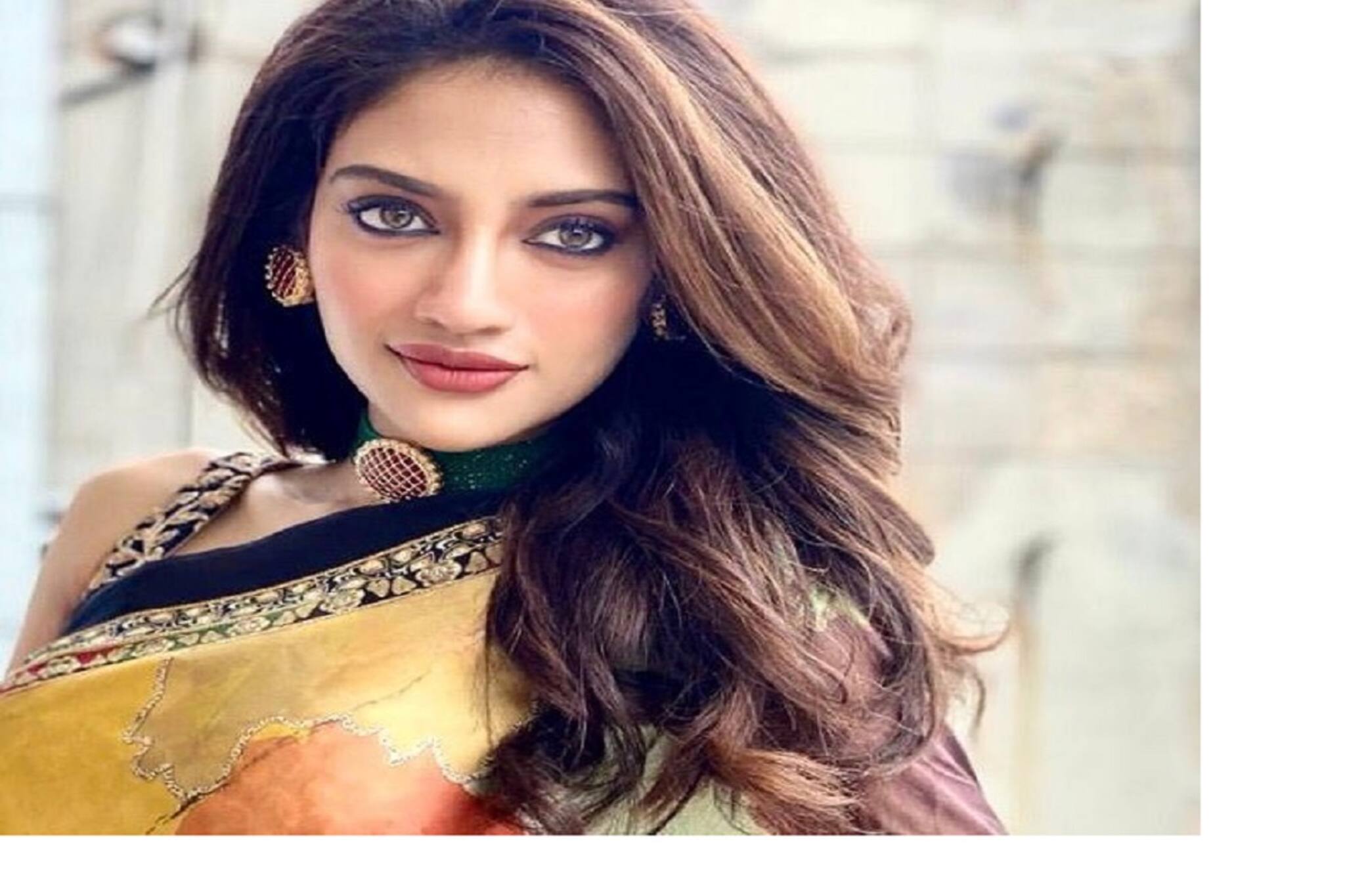 সপ্তমীতে পুজোর সাজে নুসরত ! হলুদ শাড়ি, খোলা চুলে মোহময়ী রূপে ধরা দিলেন অভিনেত্রী