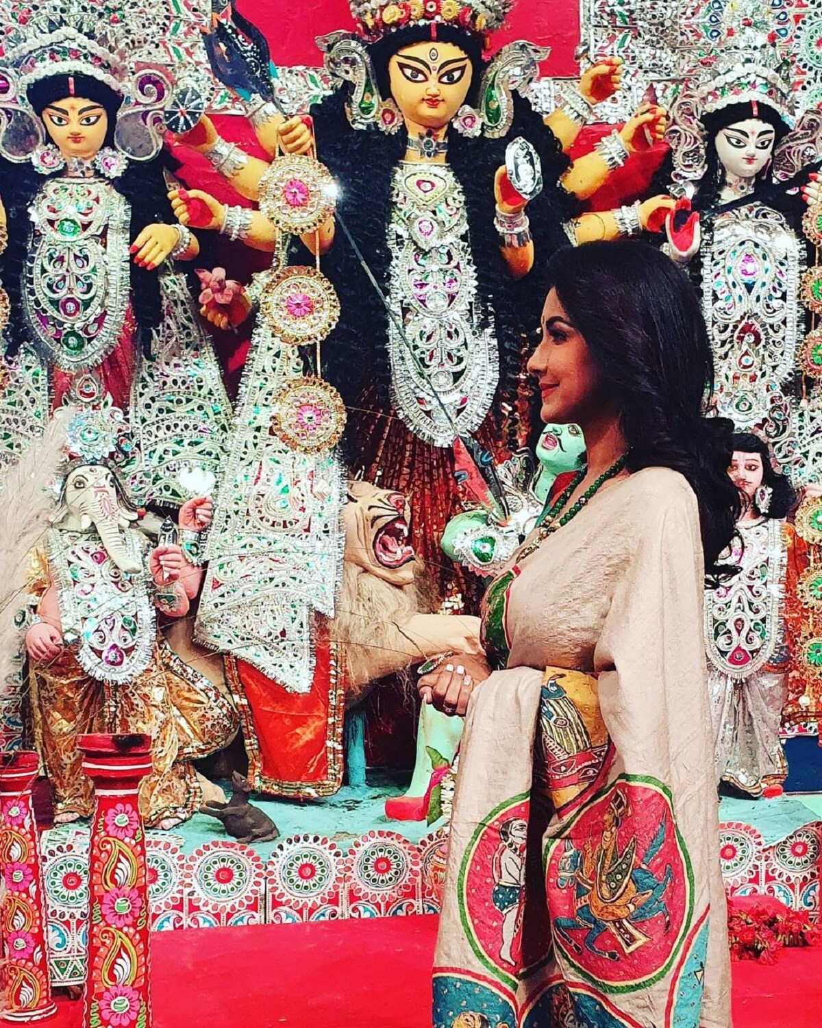 ডিসাইনার শাড়ি। খোলা চুলে মায়ের সামনে রচনা। আজ মহা ষষ্ঠী , এই দিন একেবারে অন্য রূপে ধরা দিলেন তিনি। photo source collected ডিসাইনার শাড়ি। খোলা চুলে মায়ের সামনে রচনা। আজ মহা ষষ্ঠী , এই দিন একেবারে অন্য রূপে ধরা দিলেন তিনি। photo source collected