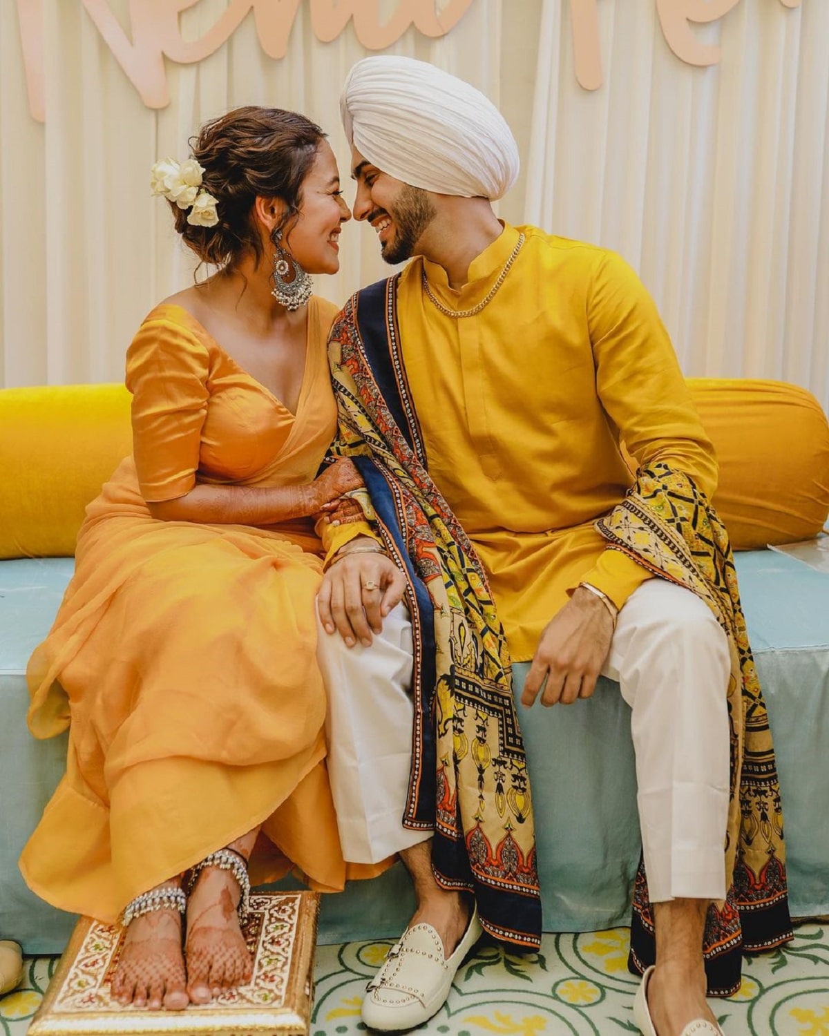 •কয়েক দিন আগে থেকে নেহা কক্করের বিয়ে নিয়ে তুমুল শোরগোল শুরু হয়েছিল সোশ্যাল মিডিয়া জুড়ে ৷ অবশ্য এই শোরগোল নেহাই শুরু করেছিলেন নিজে ৷ দিল্লির এক পাঁচ তারা হোটেলে ২৩ অক্টোবরই হল তাঁদের বিয়ে৷ বিয়ের আগে হলদি অনুষ্ঠানের ছবি এল সামনে৷ যা সামনে আসতেই ভাইরাল৷ তাঁদের বিয়ে উপলক্ষ্যে হ্যাশট্যাগ নেহুপ্রীত বেছে নিয়েছেন নেহা ভক্তরা৷ •কয়েক দিন আগে থেকে নেহা কক্করের বিয়ে নিয়ে তুমুল শোরগোল শুরু হয়েছিল সোশ্যাল মিডিয়া জুড়ে ৷ অবশ্য এই শোরগোল নেহাই শুরু করেছিলেন নিজে ৷ দিল্লির এক পাঁচ তারা হোটেলে ২৩ অক্টোবরই হল তাঁদের বিয়ে৷ বিয়ের আগে হলদি অনুষ্ঠানের ছবি এল সামনে৷ যা সামনে আসতেই ভাইরাল৷ তাঁদের বিয়ে উপলক্ষ্যে হ্যাশট্যাগ নেহুপ্রীত বেছে নিয়েছেন নেহা ভক্তরা৷