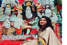 শাড়ি, খোলা চুল, ছোট্ট টিপ ! করোনা সতর্কতা মেনেই দুর্গাপুজোয় মাতলেন রচনা !