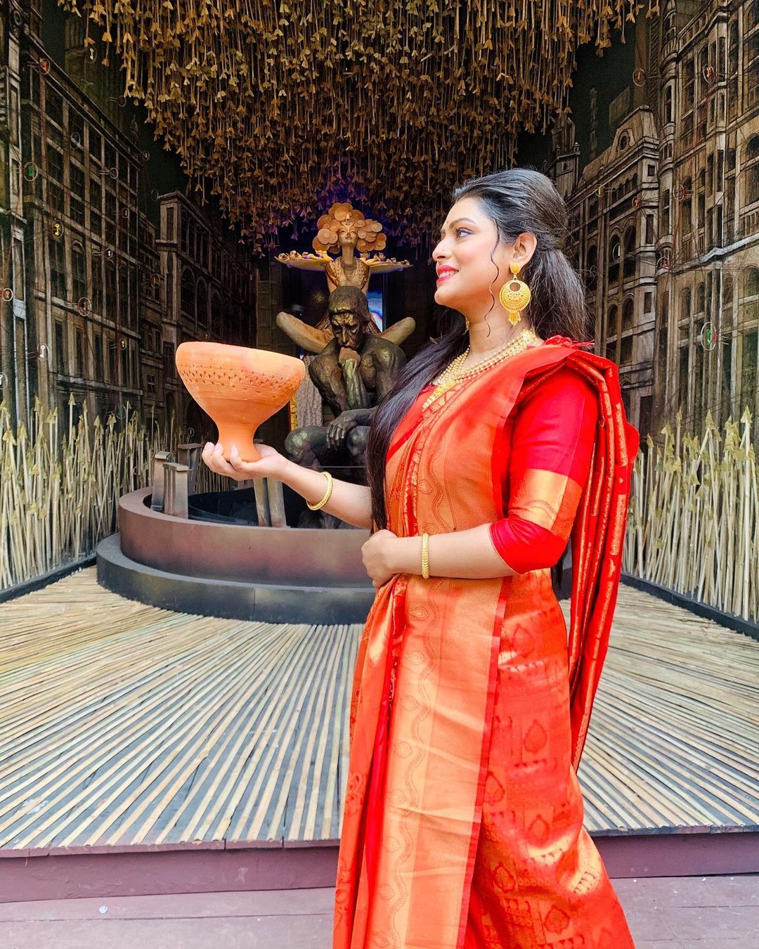*অষ্টমীর লুকে ছবি শেয়ার করেছেন জনপ্রিয় রাশি মেগা ধারাবাহিকের মুখ্য চরিত্র রাশি। দমদম পার্ক তরুণ সংঘের পুজো মণ্ডপের সামনে লাল শাড়ি পরে ছবি শেয়ার করেছেন অভিনেত্রী গীত রায়। ছবি: ইনস্টাগ্রাম। *অষ্টমীর লুকে ছবি শেয়ার করেছেন জনপ্রিয় রাশি মেগা ধারাবাহিকের মুখ্য চরিত্র রাশি। দমদম পার্ক তরুণ সংঘের পুজো মণ্ডপের সামনে লাল শাড়ি পরে ছবি শেয়ার করেছেন অভিনেত্রী গীত রায়। ছবি: ইনস্টাগ্রাম।