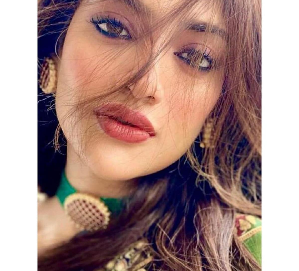 তিনি লিখেছেন 'পুজোর জন্য তৈরি। তিনি লিখেছেন 'পুজোর জন্য তৈরি।