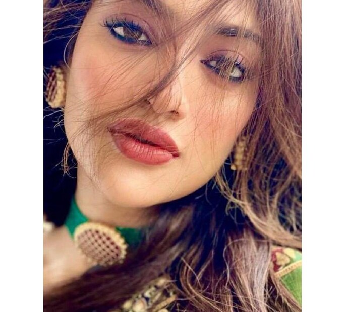 তিনি লিখেছেন 'পুজোর জন্য তৈরি।&quot; তাঁর এই সুন্দর সাজে মুগ্ধ হয়েছেন নেটিজেনরা। প্রশংসাও করেছেন বহু মানুষ। photo source Instagram 