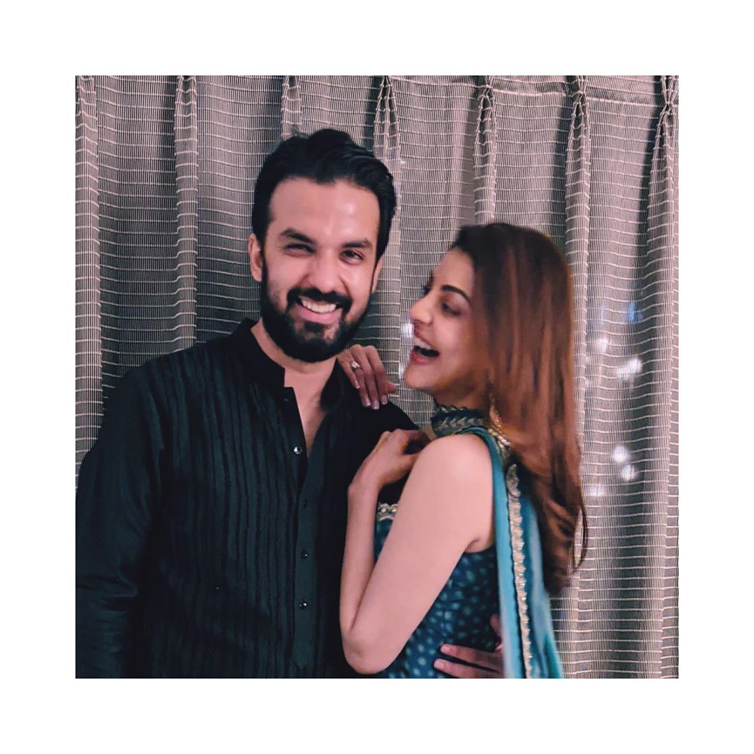 • অবশেষে দশেরা উপলক্ষে সকলের সঙ্গে পরিচয় করিয়ে দিলেন তাঁর হবু স্বামীর । একসঙ্গে সকলকে দশেরার শুভেচ্ছা জানালেন অভিনেত্রী । • অবশেষে দশেরা উপলক্ষে সকলের সঙ্গে পরিচয় করিয়ে দিলেন তাঁর হবু স্বামীর । একসঙ্গে সকলকে দশেরার শুভেচ্ছা জানালেন অভিনেত্রী ।
