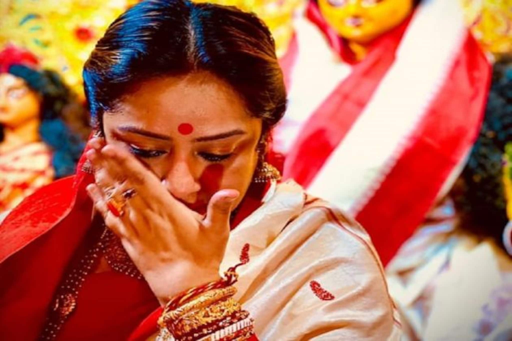দশমীতে মা’কে বরণ করতে গিয়ে ঝরঝর করে কেঁদে ফেললেন সুদীপা, দেখুন ছবি