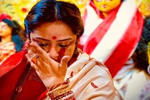 দশমীতে মা’কে বরণ করতে গিয়ে ঝরঝর করে কেঁদে ফেললেন সুদীপা, দেখুন ছবি দশমীতে মা’কে বরণ করতে গিয়ে ঝরঝর করে কেঁদে ফেললেন সুদীপা, দেখুন ছবি