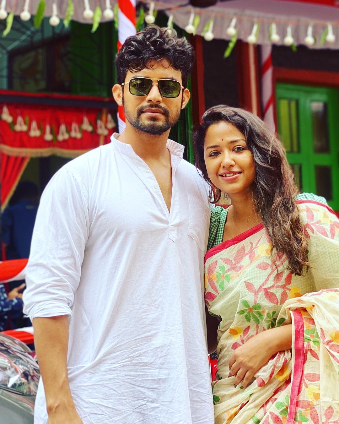 *অষ্টমীতে একেবারে শাড়ি-পাঞ্জাবিতে ছবি পোস্ট করেছেন অভিনেত্রী সোহিনী সরকার। প্রেমিক রণজয়ের সঙ্গে জমিয়ে উপভোগ করছেন পুজো। ছবি: ইনস্টাগ্রাম। *অষ্টমীতে একেবারে শাড়ি-পাঞ্জাবিতে ছবি পোস্ট করেছেন অভিনেত্রী সোহিনী সরকার। প্রেমিক রণজয়ের সঙ্গে জমিয়ে উপভোগ করছেন পুজো। ছবি: ইনস্টাগ্রাম।