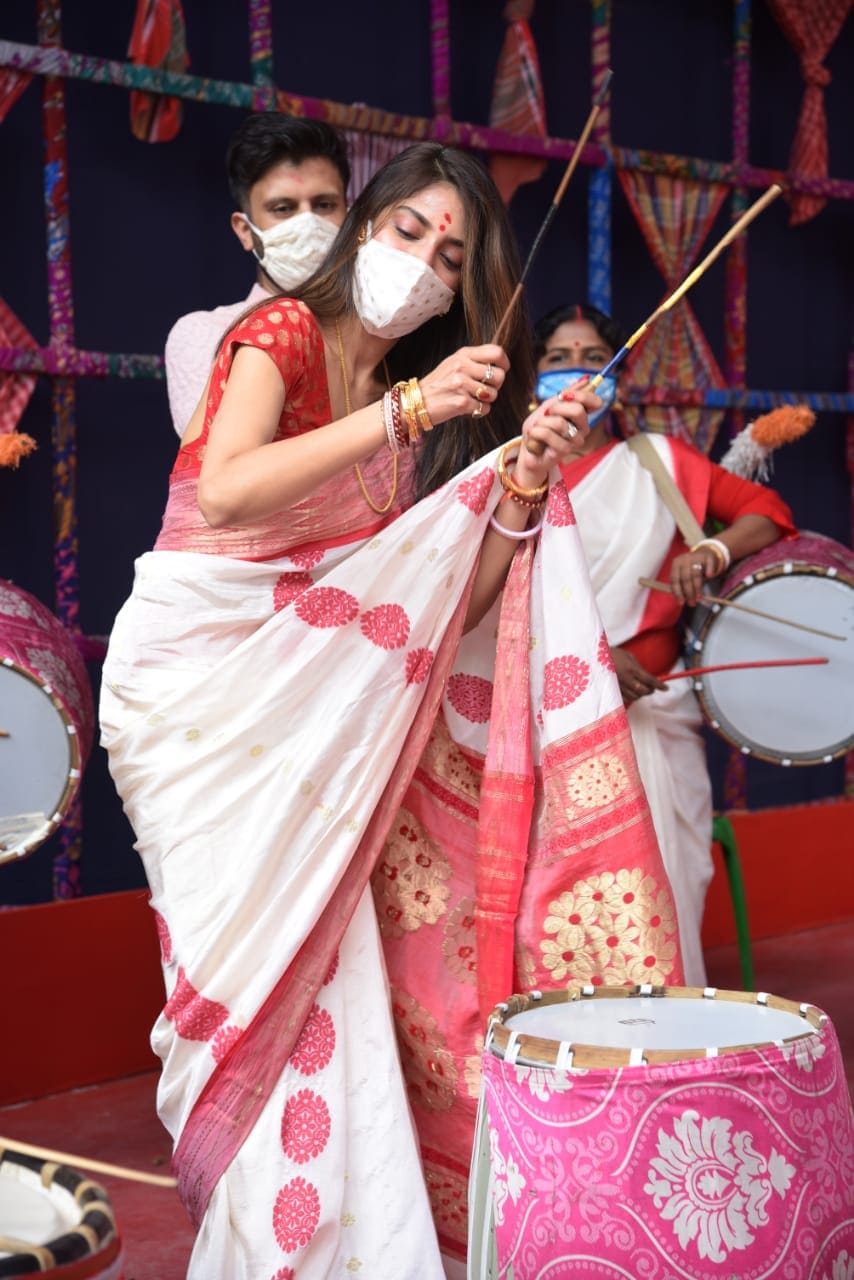 *বিয়ের পর প্রথম অঞ্জলি দিলেন সৃজিত -মিথিলা। নিখিল জৈন, সৃজিত মুখোপাধ্যায়, অরূপ বিশ্বাসের পাশাপাশি ঢাক বাজালেন নুসরত, মিথিলাও। ঢাকের তালে কোমর দোলালেন নুসরত। ছবি: ইনস্টাগ্রাম। *বিয়ের পর প্রথম অঞ্জলি দিলেন সৃজিত -মিথিলা। নিখিল জৈন, সৃজিত মুখোপাধ্যায়, অরূপ বিশ্বাসের পাশাপাশি ঢাক বাজালেন নুসরত, মিথিলাও। ঢাকের তালে কোমর দোলালেন নুসরত। ছবি: ইনস্টাগ্রাম।