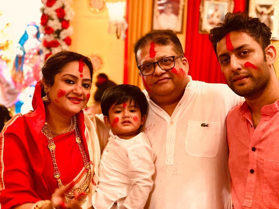 • প্রতি বছরই শ্বশুরবাড়িতে বড় করে হয় দুর্গাপুজো ৷ সেই পুজোর তোড়জোড় ঘিরে গত কয়েকটা দিন খুবই ব্যস্ত ছিলেন সুদীপা ও তাঁর স্বামী, পরিচালক অগ্নিদেব চট্টোপাধ্যায় ৷ ব্যস্ত ছিল বনেদীবাড়ির যৌথ পরিবার ৷ পুজোর আনন্দ থেকে বাদ গেলেন না চট্টোপাধ্যায় বাড়ির বড় ছেলে আকাশও ৷ ছবি: সুদীপার ফেসবুক পেজ । • প্রতি বছরই শ্বশুরবাড়িতে বড় করে হয় দুর্গাপুজো ৷ সেই পুজোর তোড়জোড় ঘিরে গত কয়েকটা দিন খুবই ব্যস্ত ছিলেন সুদীপা ও তাঁর স্বামী, পরিচালক অগ্নিদেব চট্টোপাধ্যায় ৷ ব্যস্ত ছিল বনেদীবাড়ির যৌথ পরিবার ৷ পুজোর আনন্দ থেকে বাদ গেলেন না চট্টোপাধ্যায় বাড়ির বড় ছেলে আকাশও ৷ ছবি: সুদীপার ফেসবুক পেজ ।
