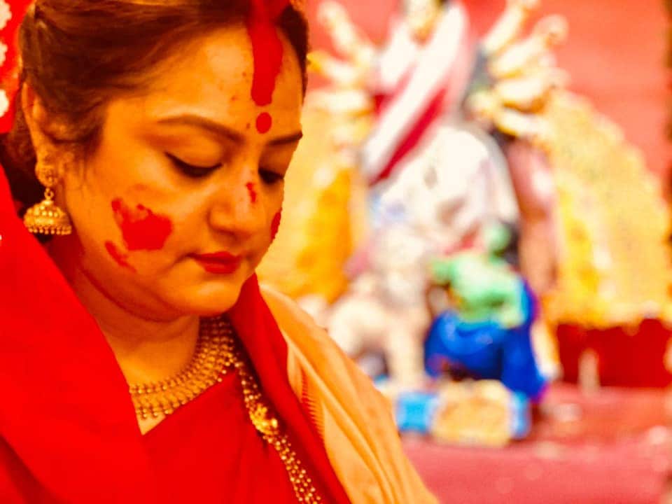• আর সেই ছবিই শেয়ার করলেন চট্টোপাধ্যায় পরিবারের গিন্নি ৷ সেখানে ফুটে উঠল গোটা পরিবারের ছবিটা ৷ লালপাড় সাদা গরদের শাড়িতে সুদীপা যেন নিজেই স্বয়ং দুর্গা ৷ সাদা পঞ্জাবীতে অগ্নিদেবকেও ভাল মানিয়েছিল ৷ বড় ছেলে আকাশও পরেছিলেন পাঞ্জাবী ৷ ছোট ছেলে আদিদেভের পরনে ছিল ধবধবে সাদা ধুতি-পাঞ্জাবী ৷ ছবি: সুদীপার ফেসবুক পেজ । • আর সেই ছবিই শেয়ার করলেন চট্টোপাধ্যায় পরিবারের গিন্নি ৷ সেখানে ফুটে উঠল গোটা পরিবারের ছবিটা ৷ লালপাড় সাদা গরদের শাড়িতে সুদীপা যেন নিজেই স্বয়ং দুর্গা ৷ সাদা পঞ্জাবীতে অগ্নিদেবকেও ভাল মানিয়েছিল ৷ বড় ছেলে আকাশও পরেছিলেন পাঞ্জাবী ৷ ছোট ছেলে আদিদেভের পরনে ছিল ধবধবে সাদা ধুতি-পাঞ্জাবী ৷ ছবি: সুদীপার ফেসবুক পেজ ।