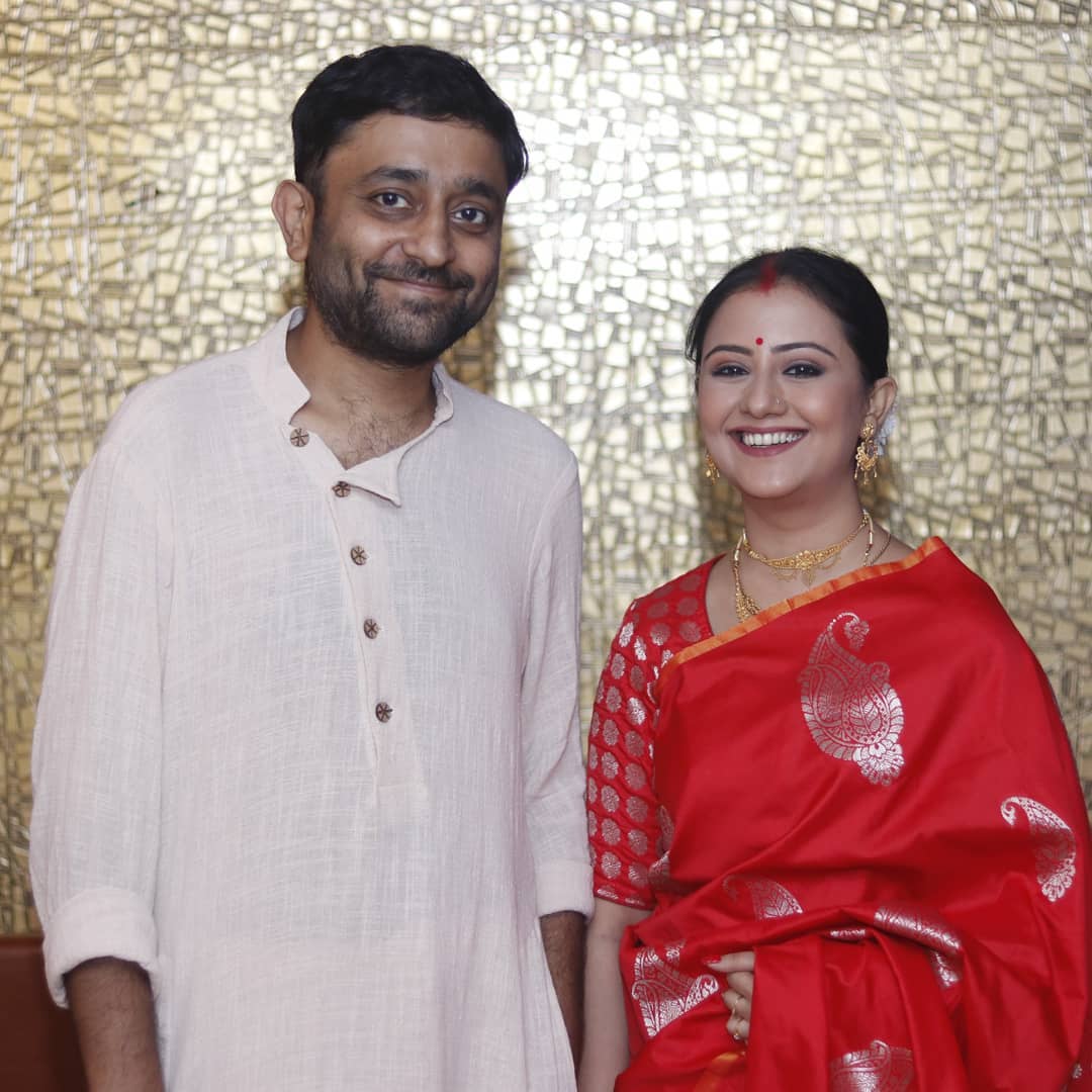 *হিসেব মতো বিয়ের পরে অভিমুন্যুর সঙ্গে এটাই মানালির প্রথম পুজো। তাই সেখানে নব দম্পতির প্রেম জমে উঠবে না তা কেমন করে হয়! জমে উঠেছে তো বটেই। আর তা ধরা পড়েছে 'বউ কথা কও' ধারাবাহিকের মৌরির ইনস্টাগ্রাম পোস্টে। যেখানে নিজের ও অভিমন্যুর পরিবারের সঙ্গে একাধিক ছবি তুলে পোস্ট করেছেন মানালি। ছবি: ইনস্টাগ্রাম। *হিসেব মতো বিয়ের পরে অভিমুন্যুর সঙ্গে এটাই মানালির প্রথম পুজো। তাই সেখানে নব দম্পতির প্রেম জমে উঠবে না তা কেমন করে হয়! জমে উঠেছে তো বটেই। আর তা ধরা পড়েছে 'বউ কথা কও' ধারাবাহিকের মৌরির ইনস্টাগ্রাম পোস্টে। যেখানে নিজের ও অভিমন্যুর পরিবারের সঙ্গে একাধিক ছবি তুলে পোস্ট করেছেন মানালি। ছবি: ইনস্টাগ্রাম।
