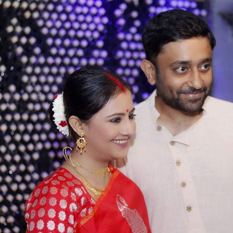 *লাল রঙের শাড়ি, সিঁথি ভর্তি সিঁদুর, খোঁপায় ফুলের মালা, সঙ্গে গা ভর্তি সোনার গয়না। এ যেন এক অন্য মানালি। কখও বরের সঙ্গে তো কখনও পরিবারের অন্যান্য সদস্যদের সঙ্গে হাসিমুখে ছবি তুলতে দেখা গেল মানালিকে। ইতিমধ্যে ভাইরাল হয়েছে মানালির পোস্ট। ছবি: ইনস্টাগ্রাম। *লাল রঙের শাড়ি, সিঁথি ভর্তি সিঁদুর, খোঁপায় ফুলের মালা, সঙ্গে গা ভর্তি সোনার গয়না। এ যেন এক অন্য মানালি। কখও বরের সঙ্গে তো কখনও পরিবারের অন্যান্য সদস্যদের সঙ্গে হাসিমুখে ছবি তুলতে দেখা গেল মানালিকে। ইতিমধ্যে ভাইরাল হয়েছে মানালির পোস্ট। ছবি: ইনস্টাগ্রাম।