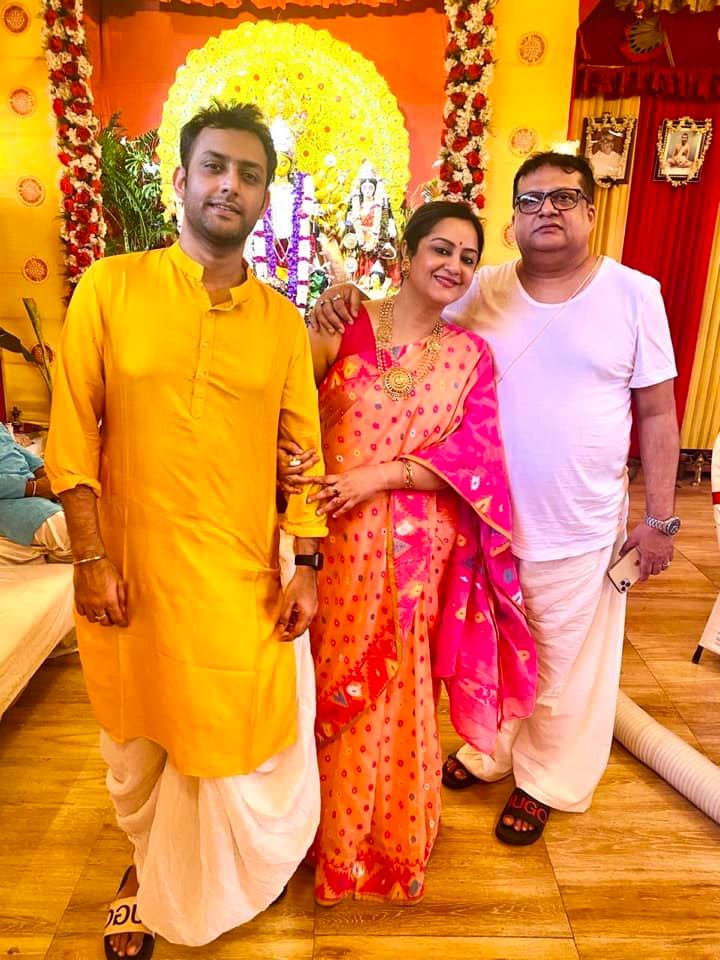 • অগ্নিদেবের আগের পক্ষের ছেলে আকাশ চট্টোপাধ্যায় ৷ আর এ পক্ষের ছেলে আদিদেভ ৷ সকলকেই দেখা গেল পুজোর আনন্দে একসঙ্গে মিলেমিশে যেতে ৷ ছবি: সুদীপার ফেসবুক পেজ । • অগ্নিদেবের আগের পক্ষের ছেলে আকাশ চট্টোপাধ্যায় ৷ আর এ পক্ষের ছেলে আদিদেভ ৷ সকলকেই দেখা গেল পুজোর আনন্দে একসঙ্গে মিলেমিশে যেতে ৷ ছবি: সুদীপার ফেসবুক পেজ ।