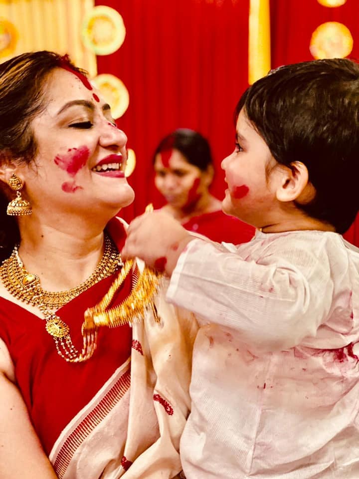 • তেমন করে অঞ্জলি হল না, খাওযাদাওয়া, ঠাকুর দেখা, আমোদ-আহ্লাদ...সবেতেই মস্ত বড় ফাঁক থেকে গেল । কলকাতার বনেদীবাড়ি গুলির অ্যতম এই চট্টোপাধ্যায় বাড়ির পুজোও । এই পুজো ঘিরে প্রতি বছরই উন্মাদনা থাকে তুঙ্গে । সংবাদ মাধ্যম থেকে সেলিব্রিটি...সকলেই ভিড় করেন এই পুজো দেখতে । কিন্তু এ বছর বাড়ির আত্মীয়দের মধ্যেই সীমাবদ্ধ ছিল পুজো। ছবি: সুদীপার ফেসবুক পেজ । • তেমন করে অঞ্জলি হল না, খাওযাদাওয়া, ঠাকুর দেখা, আমোদ-আহ্লাদ...সবেতেই মস্ত বড় ফাঁক থেকে গেল । কলকাতার বনেদীবাড়ি গুলির অ্যতম এই চট্টোপাধ্যায় বাড়ির পুজোও । এই পুজো ঘিরে প্রতি বছরই উন্মাদনা থাকে তুঙ্গে । সংবাদ মাধ্যম থেকে সেলিব্রিটি...সকলেই ভিড় করেন এই পুজো দেখতে । কিন্তু এ বছর বাড়ির আত্মীয়দের মধ্যেই সীমাবদ্ধ ছিল পুজো। ছবি: সুদীপার ফেসবুক পেজ ।