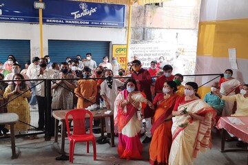 মুখে মাস্ক, নতুন শাড়িতে বঙ্গনারীরা, কোভিড নিয়ম মেনে দিলেন অষ্টমীর অঞ্জলি
