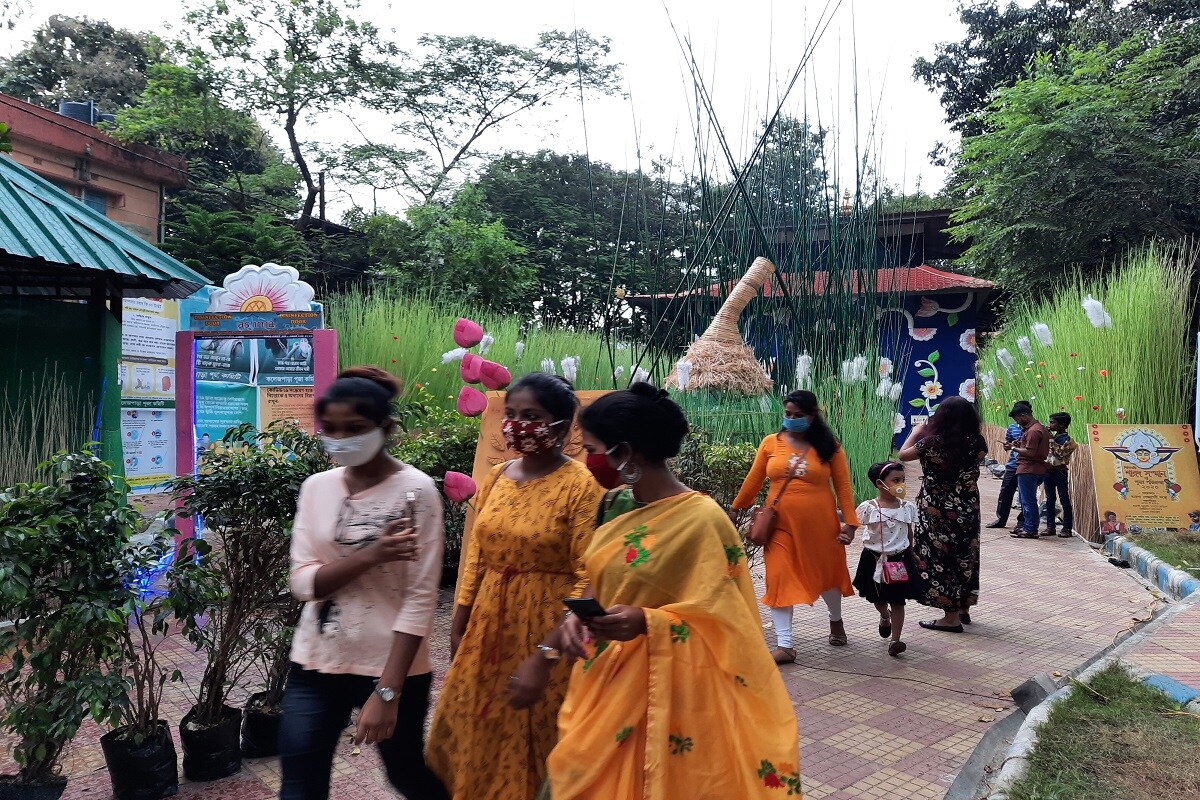 তারপর পাড়ার মণ্ডপের দেবী দূর্গার চরণে সেই ফুল ও বেলপাতা অর্পন করা হয়। সন্ধি পুজা হল। সেখানেও পুজো উদ্যোক্তা ছাড়া কোনো ভক্তের সমাগম হয়নি। নিউ নর্মালে এভাবেই শহরজুড়ে হল অষ্টমীর অঞ্জলি। তারপরই ঠাকুর দেখতে বেড়িয়ে পড়া। বিভিন্ন মণ্ডপে সকাল থেকেই দর্শনার্থীদের ভিড় লক্ষ্য করা গিয়েছে। তারপর পাড়ার মণ্ডপের দেবী দূর্গার চরণে সেই ফুল ও বেলপাতা অর্পন করা হয়। সন্ধি পুজা হল। সেখানেও পুজো উদ্যোক্তা ছাড়া কোনো ভক্তের সমাগম হয়নি। নিউ নর্মালে এভাবেই শহরজুড়ে হল অষ্টমীর অঞ্জলি। তারপরই ঠাকুর দেখতে বেড়িয়ে পড়া। বিভিন্ন মণ্ডপে সকাল থেকেই দর্শনার্থীদের ভিড় লক্ষ্য করা গিয়েছে।