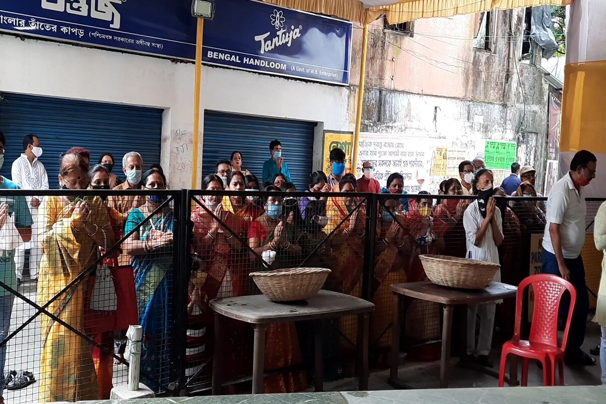 আনন্দময়ী কালীবাড়িতেও এবারে হয়নি পুষ্পাঞ্জলি। মন খারাপ অনেক ভক্তেরই। তবু তারা মেনে নিয়েছেন কোভিড পরিস্থিতির দিকে তাকিয়ে। আবার অধিকাংশ পুজো কমিটি ভার্চুয়াল অঞ্জলির আয়োজন করেছে। কিছু পুজো উদ্যোক্তা দূরত্ব বিধি মেনে আয়োজন করে অঞ্জলির। সেক্ষেত্রে বাড়ি থেকেই ফুল ও বেলপাতা নিয়ে আসতে হয়েছে ভক্তদের। আনন্দময়ী কালীবাড়িতেও এবারে হয়নি পুষ্পাঞ্জলি। মন খারাপ অনেক ভক্তেরই। তবু তারা মেনে নিয়েছেন কোভিড পরিস্থিতির দিকে তাকিয়ে। আবার অধিকাংশ পুজো কমিটি ভার্চুয়াল অঞ্জলির আয়োজন করেছে। কিছু পুজো উদ্যোক্তা দূরত্ব বিধি মেনে আয়োজন করে অঞ্জলির। সেক্ষেত্রে বাড়ি থেকেই ফুল ও বেলপাতা নিয়ে আসতে হয়েছে ভক্তদের।