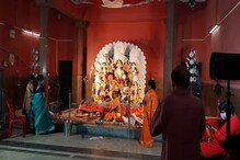 মুখে মাস্ক, নতুন শাড়িতে বঙ্গনারীরা, কোভিড নিয়ম মেনে দিলেন অষ্টমীর অঞ্জলি মুখে মাস্ক, নতুন শাড়িতে বঙ্গনারীরা, কোভিড নিয়ম মেনে দিলেন অষ্টমীর অঞ্জলি