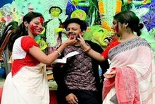 লাল পেড়ে সাদা শাড়িতে মা’কে বরণ, স্বামীর সঙ্গে জমিয়ে সিঁদুর খেললেন ‘শ্যামা’